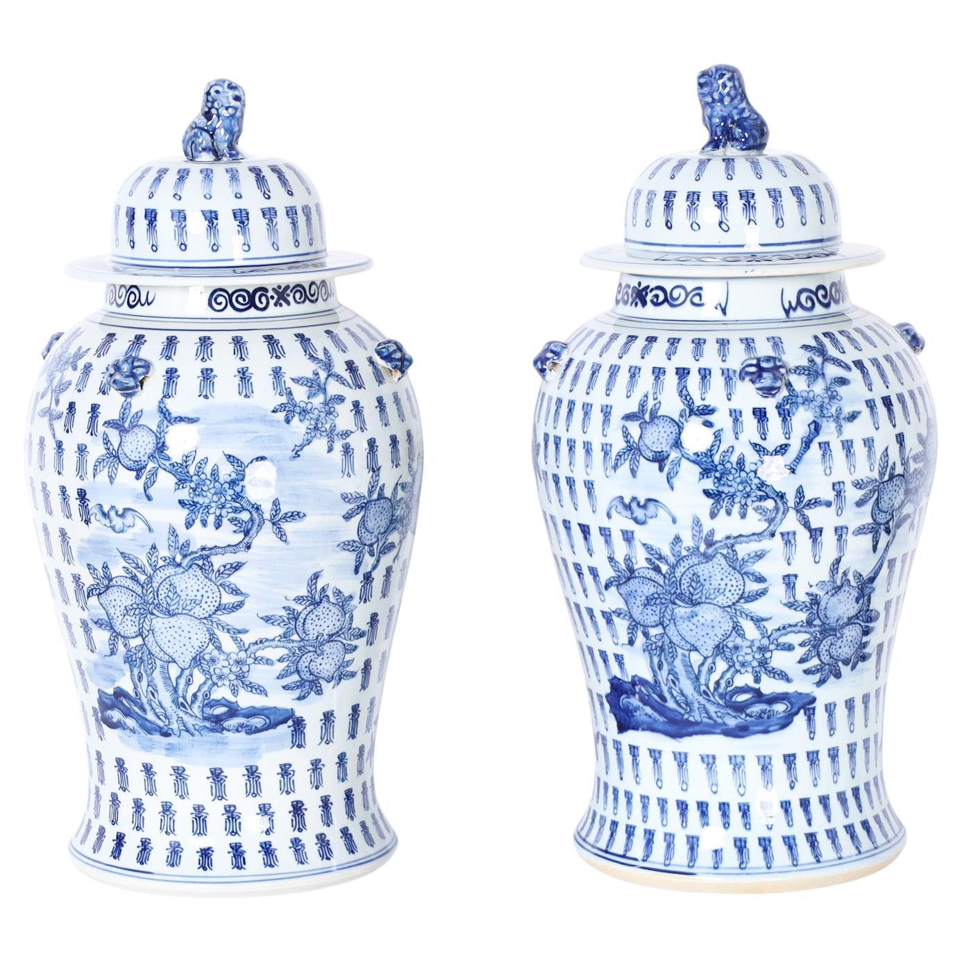 Paar große blau-weiße Porzellan-Urnen mit Deckeln oder -Gläsern