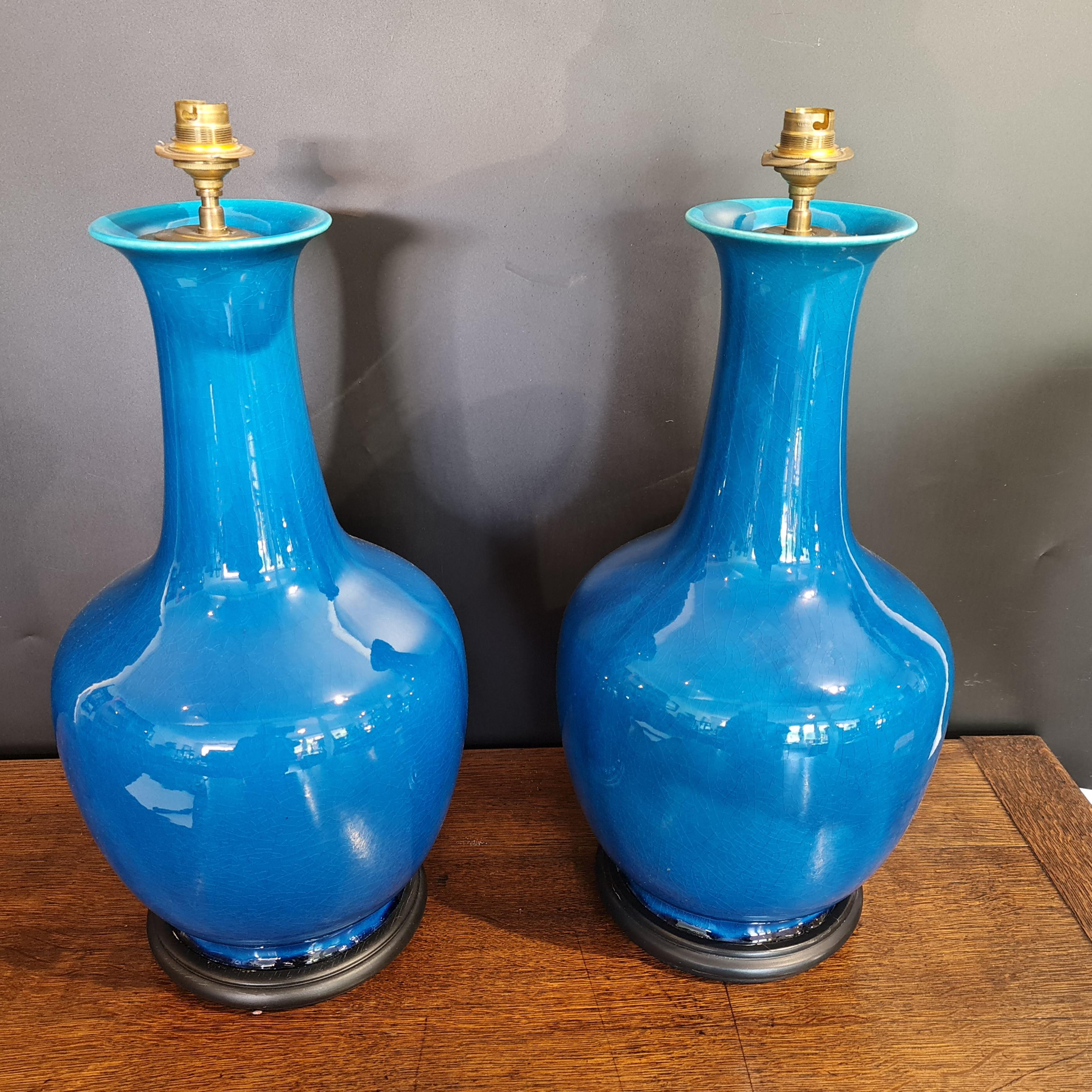 Paire de grandes lampes en émail craquelé bleu sur des bases en bois ébonisé tourné. Cette paire de lampes décoratives date des années 1980.  et sont en bon état et ne demandent qu'à être recâblés selon vos spécifications, ce qui sera inclus dans le