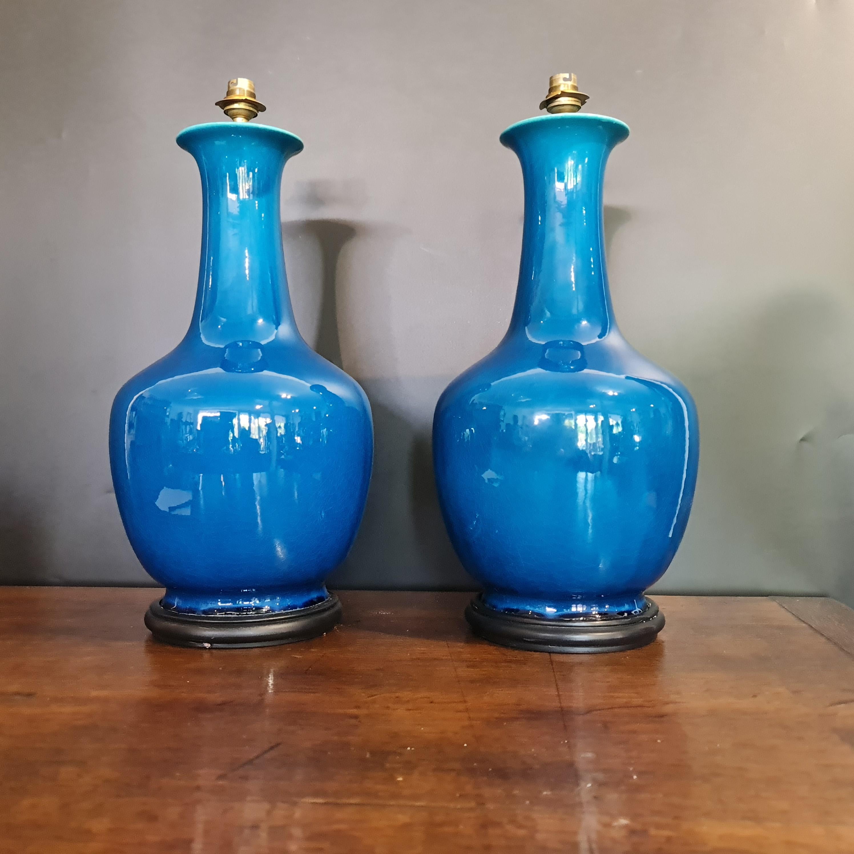 Postmoderne Paire de grandes lampes à glaçure bleue scintillante en vente