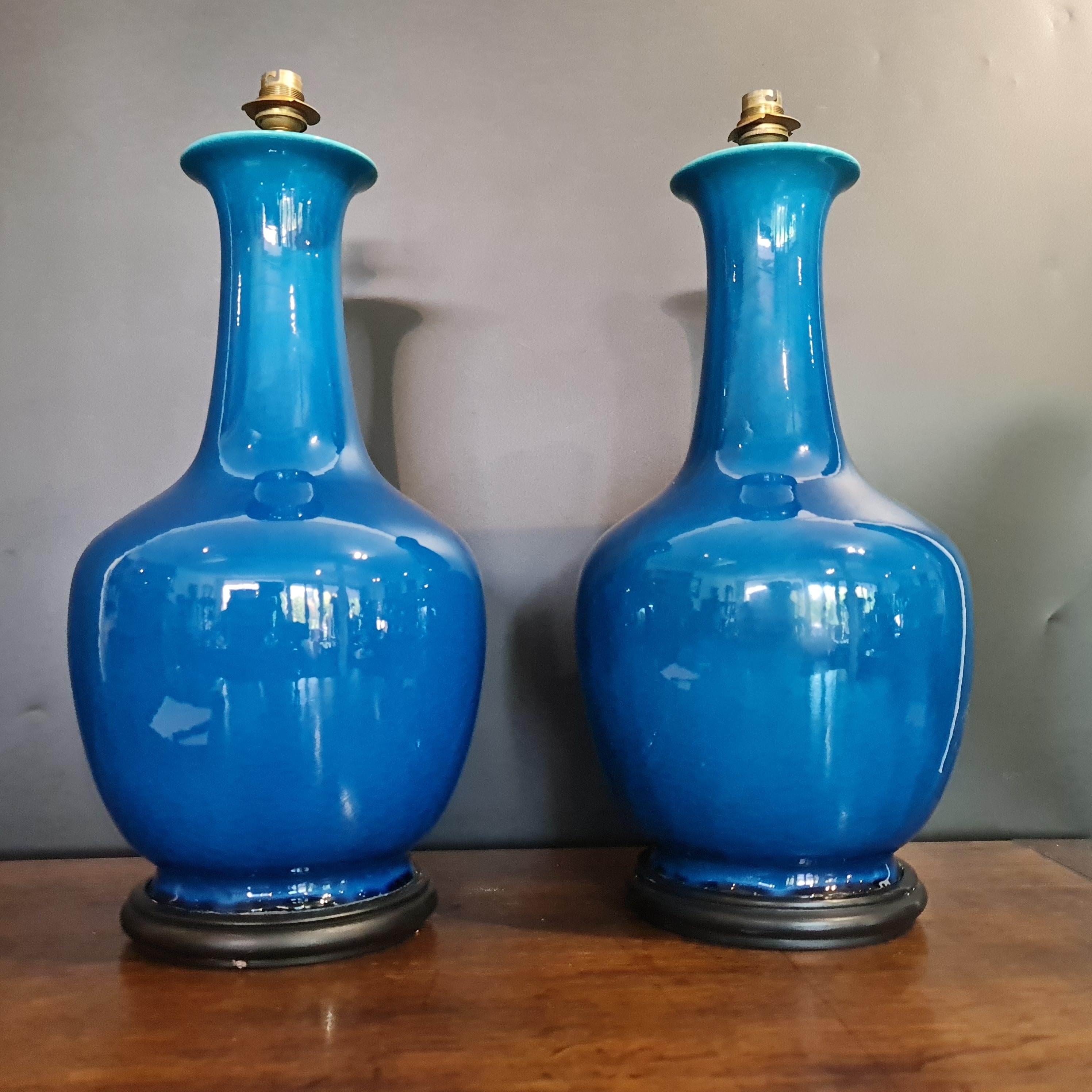 Britannique Paire de grandes lampes à glaçure bleue scintillante en vente