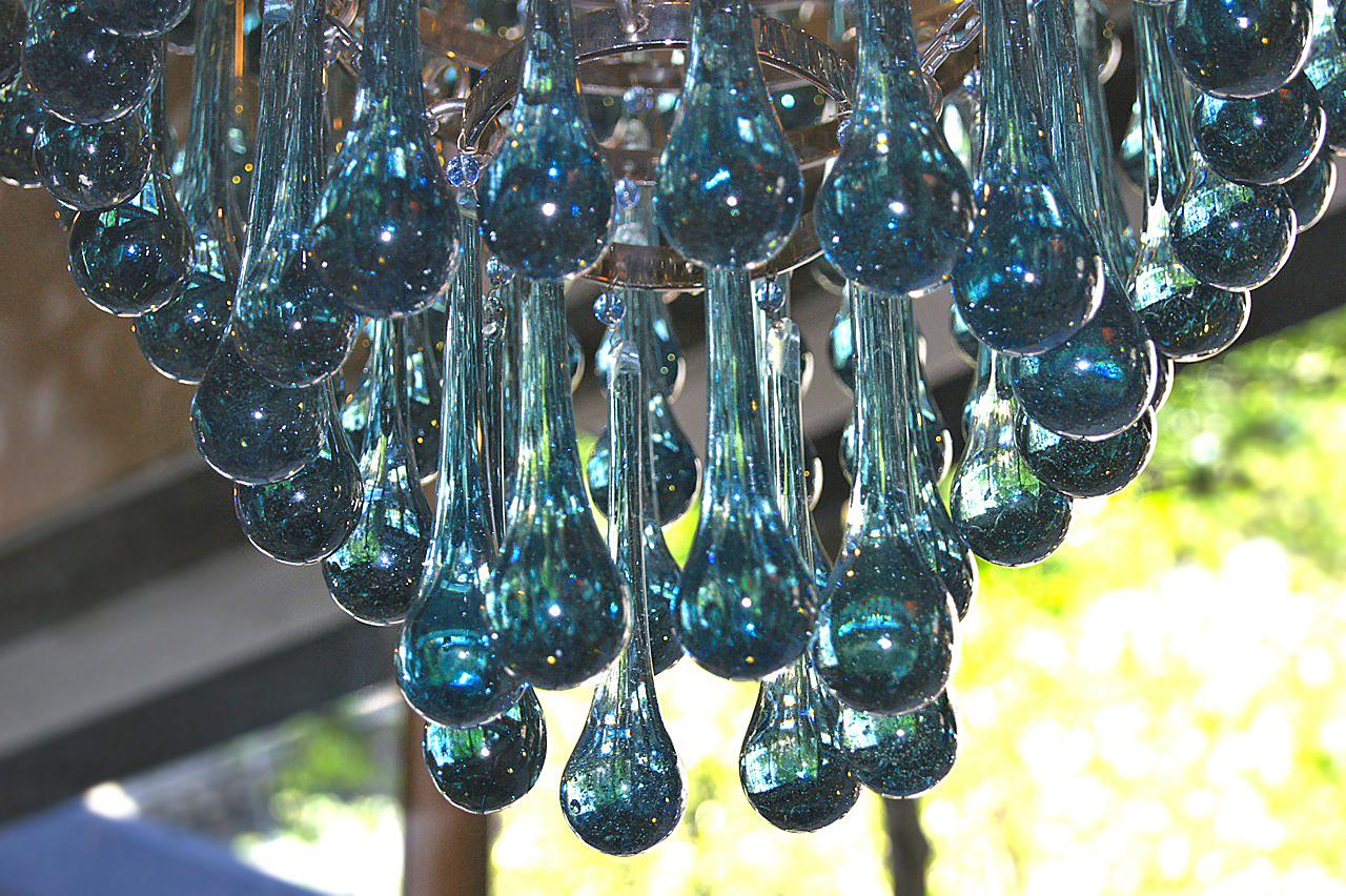Una coppia di lampadari italiani a otto livelli a goccia in vetro blu degli anni '60 circa con luci interne. Venduto singolarmente.

Misure:
Altezza minima: 43