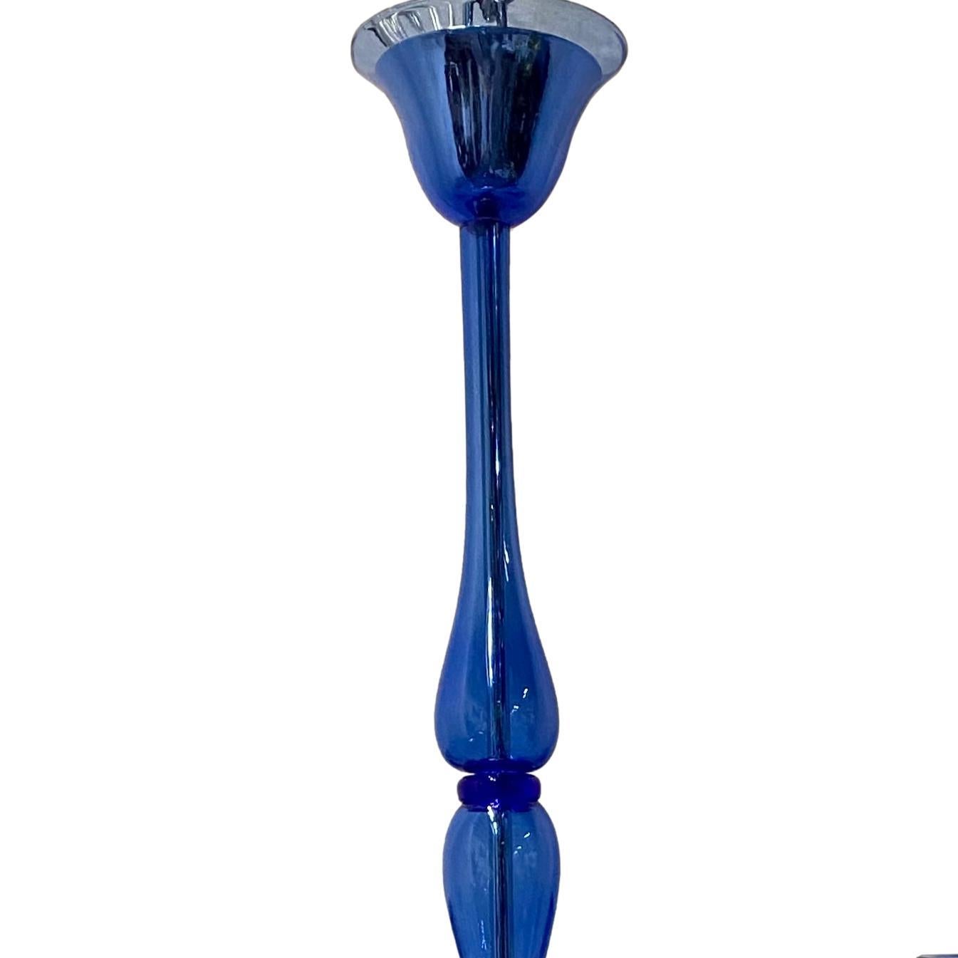 Paire de lustres italiens en verre bleu de Murano à huit bras de lumière, datant des années 1960. Vendu à l'unité.

Mesures :
Chute minimale : 40 ?
Diamètre : 36 ?