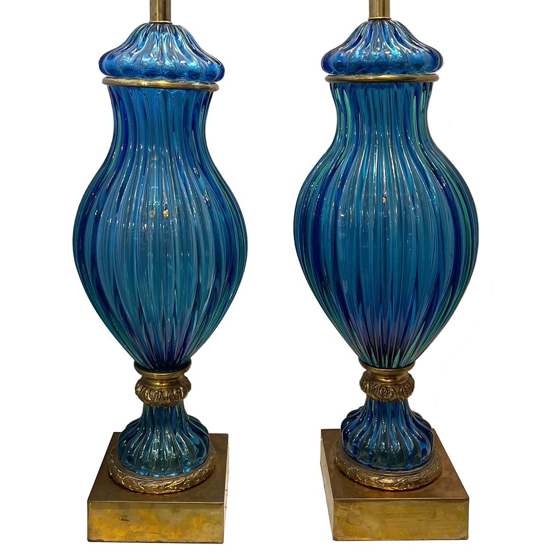 Zwei große italienische Lampen aus tiefblauem Murano-Glas aus den 1950er Jahren mit Messingfuß.

Abmessungen:
Höhe des Körpers: 24.25