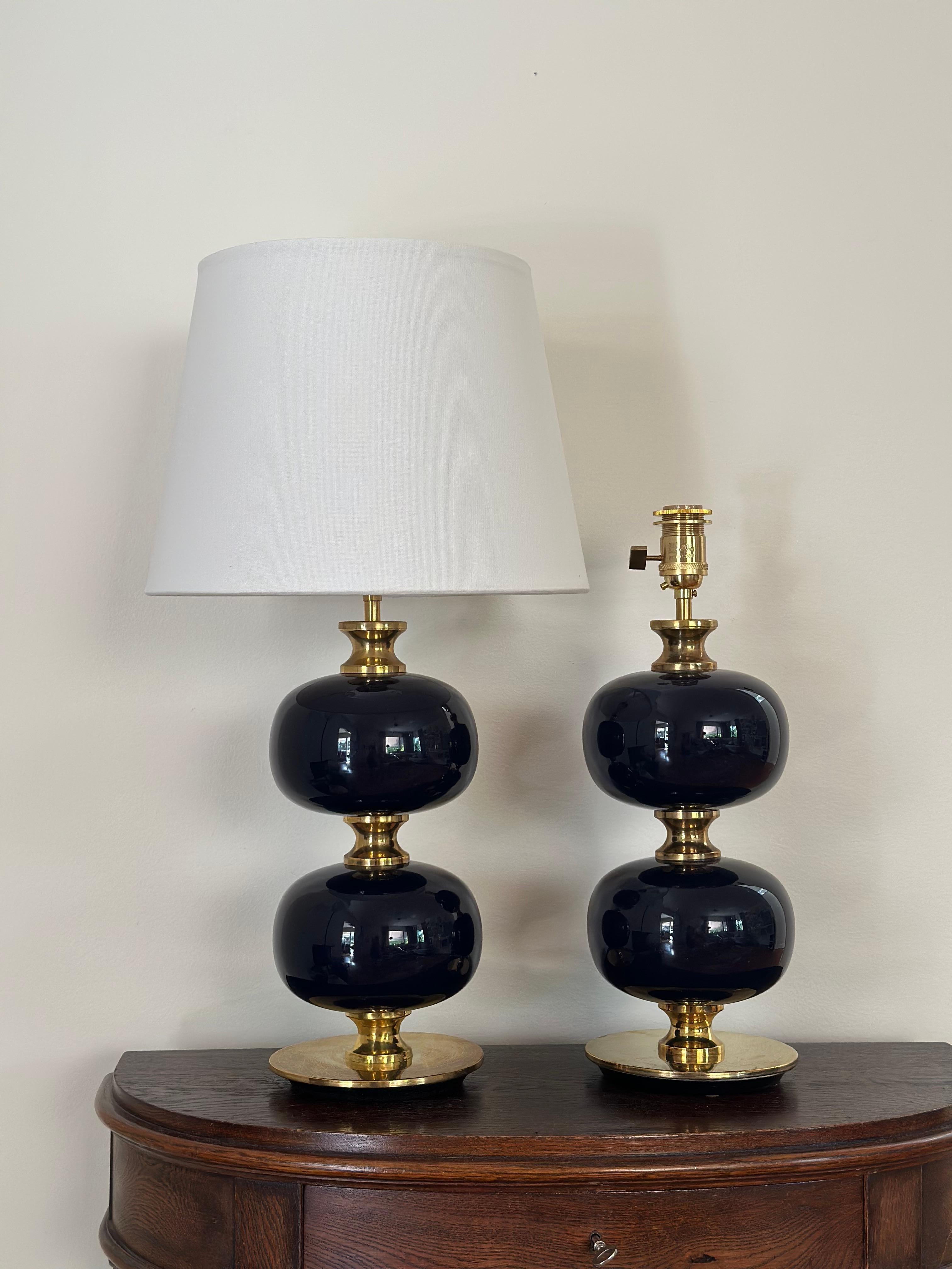Paire de grandes lampes de table modernistes en verre bleu de Stilarmatur Tranas, Suède, années 1960. Design/One : Henrik Blomqvist.

Élégantes lampes de table du milieu du siècle avec des pieds de lampe fabriqués en laiton, qui a développé une