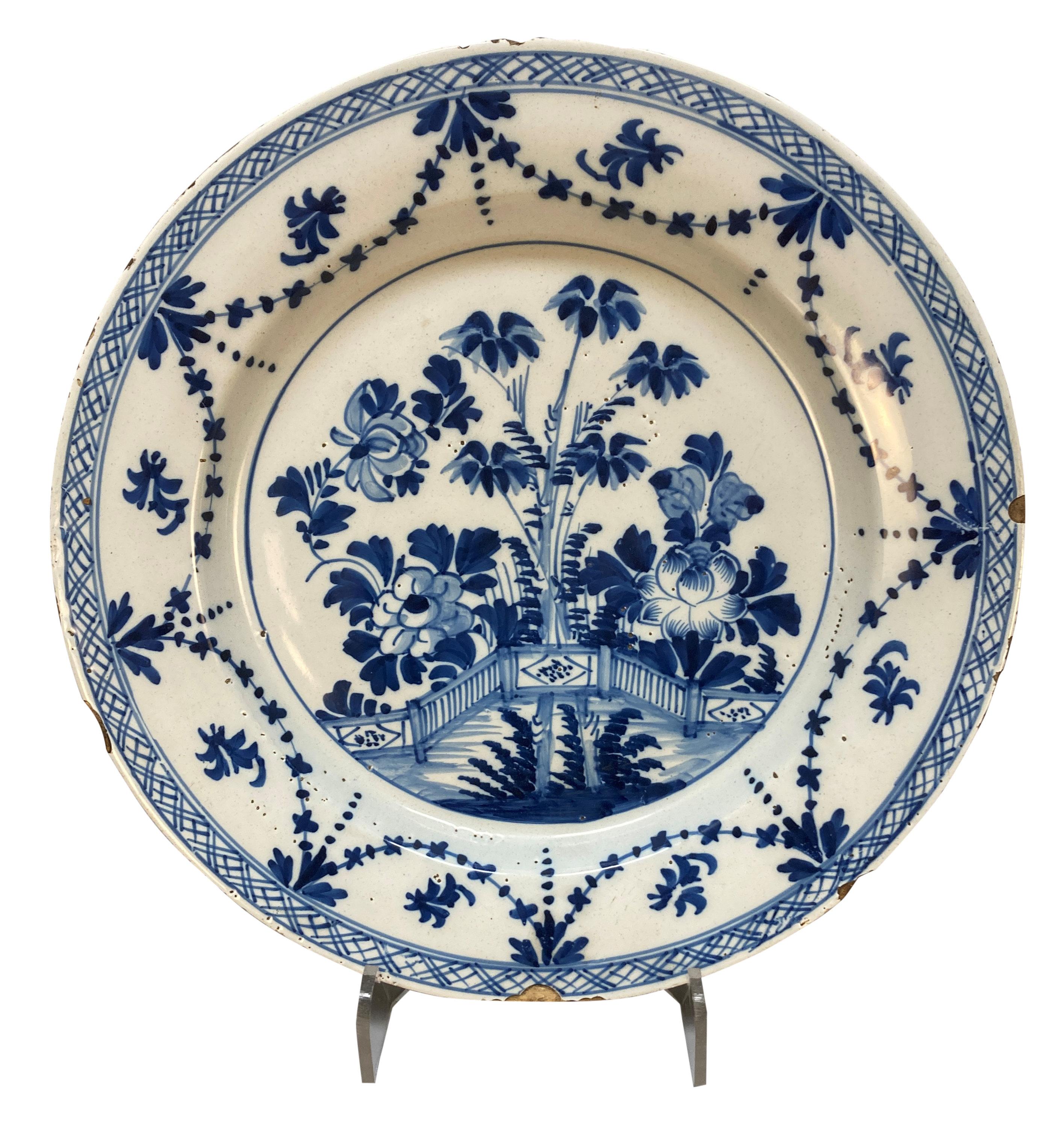 Ein Paar große blau-weiße chinesische Export-Würfel. Jedes ist mit Brücken, Blumen und Girlandenbordüren handbemalt. Einige Knabberspuren, sonst guter Zustand.