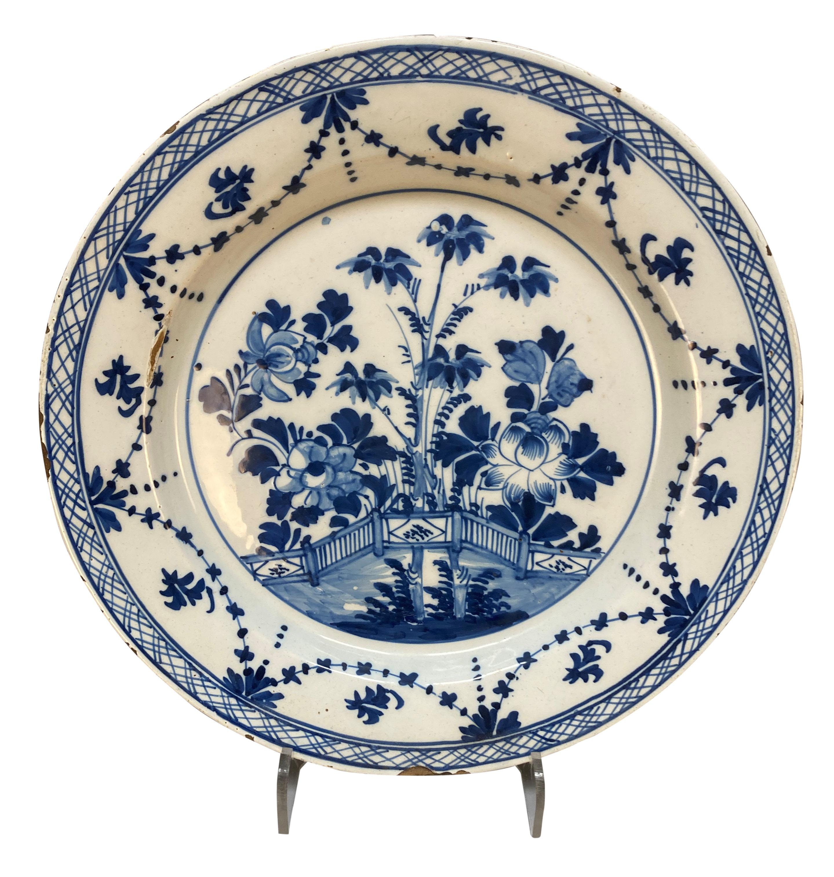 Paar große blau-weiße chinesische Exportteller (Chinesisch) im Angebot