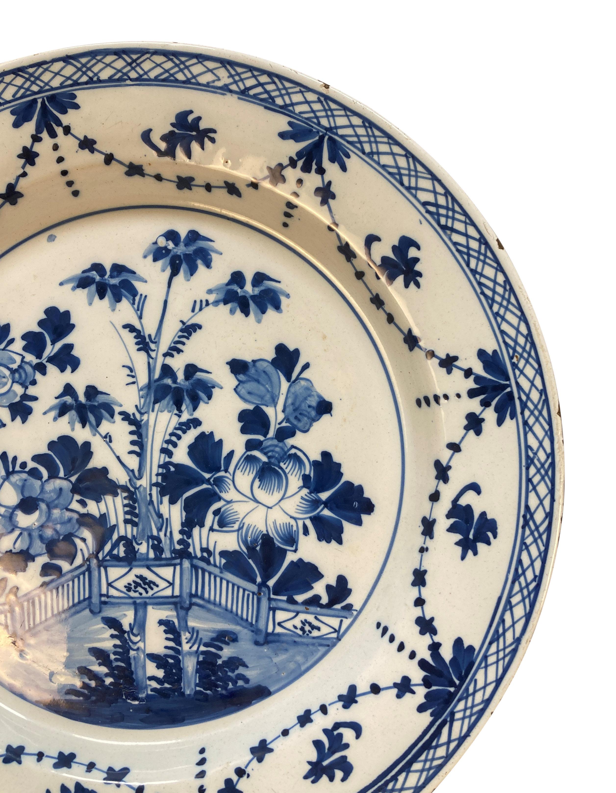 Paar große blau-weiße chinesische Exportteller im Zustand „Gut“ im Angebot in Kent, Dover