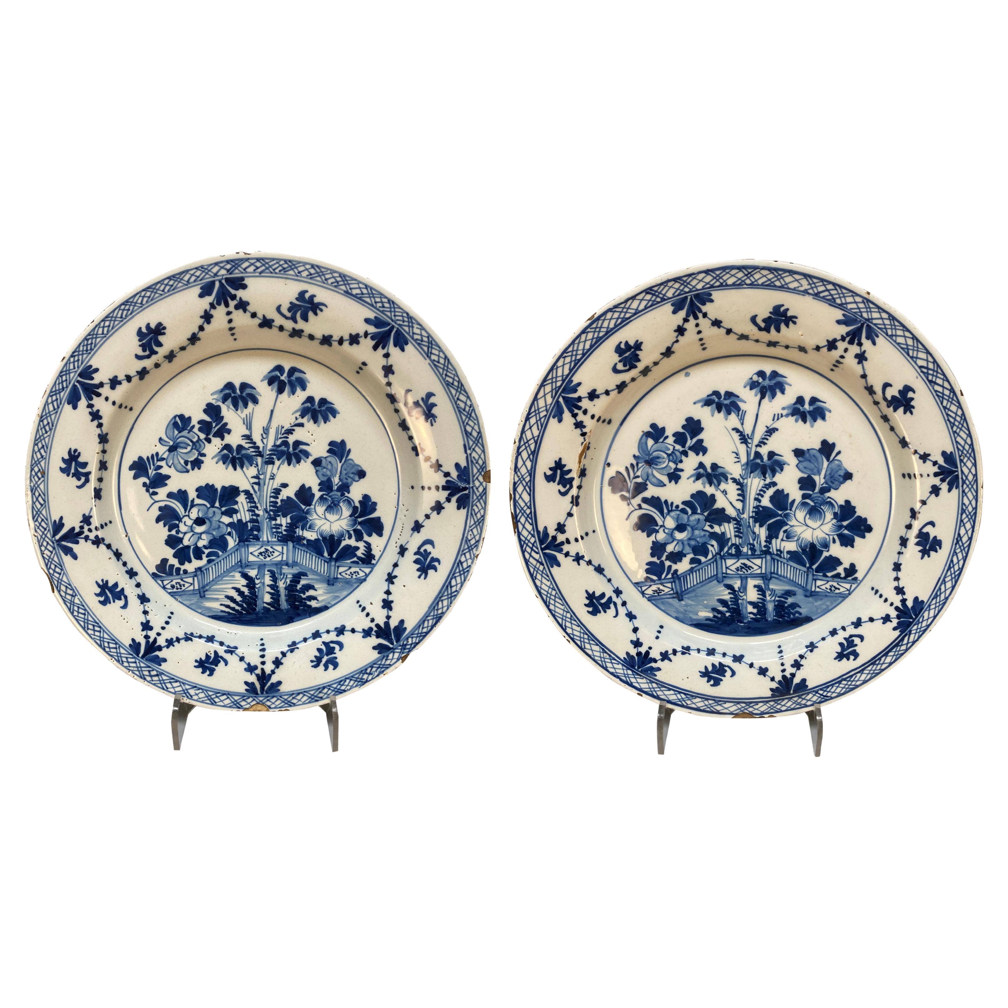 Paire de grandes assiettes d'exportation chinoises bleu et blanc