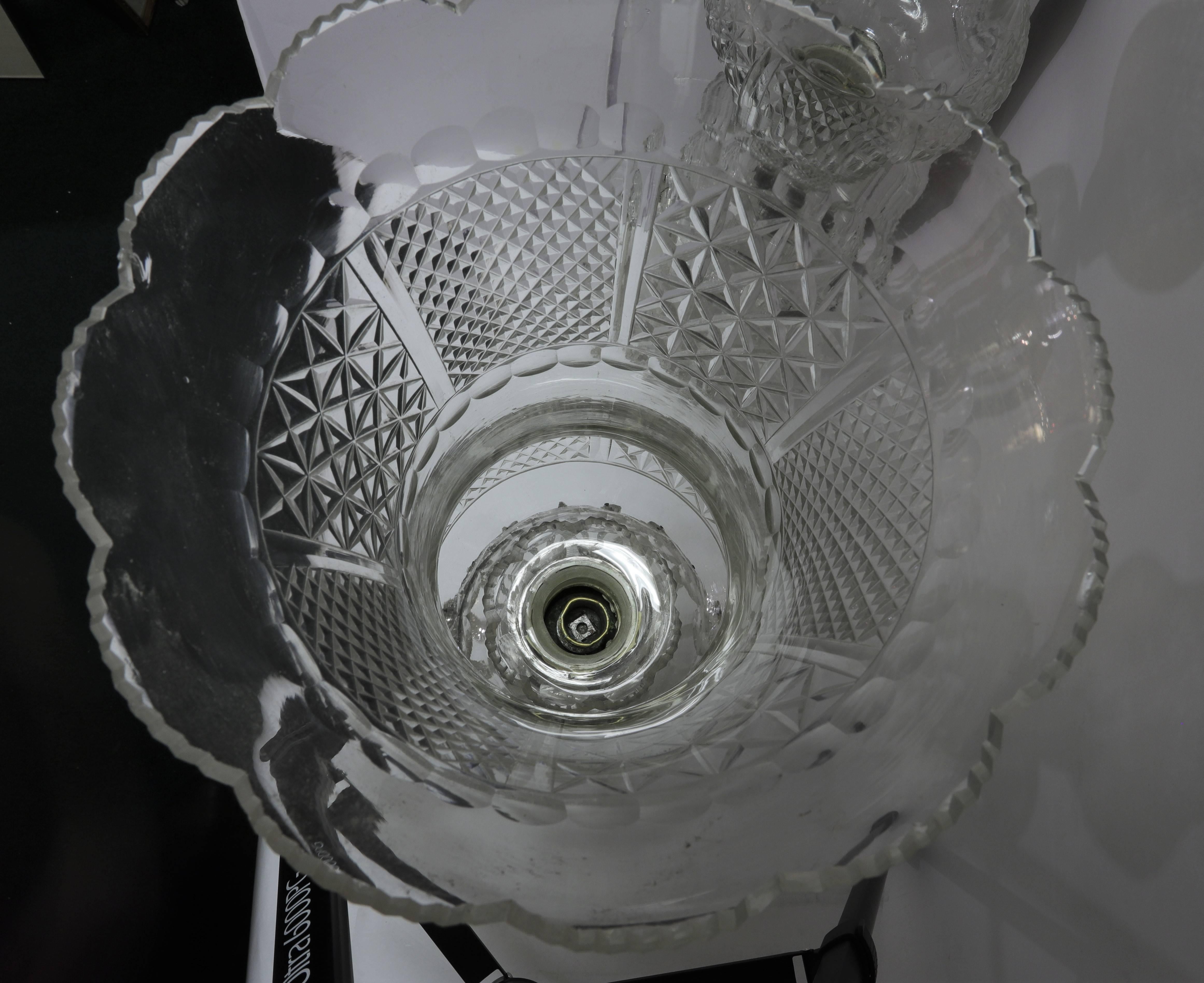 Tchèque Paire de grands lustres à abat-jour en cristal de Bohème en forme d'ouragan en vente