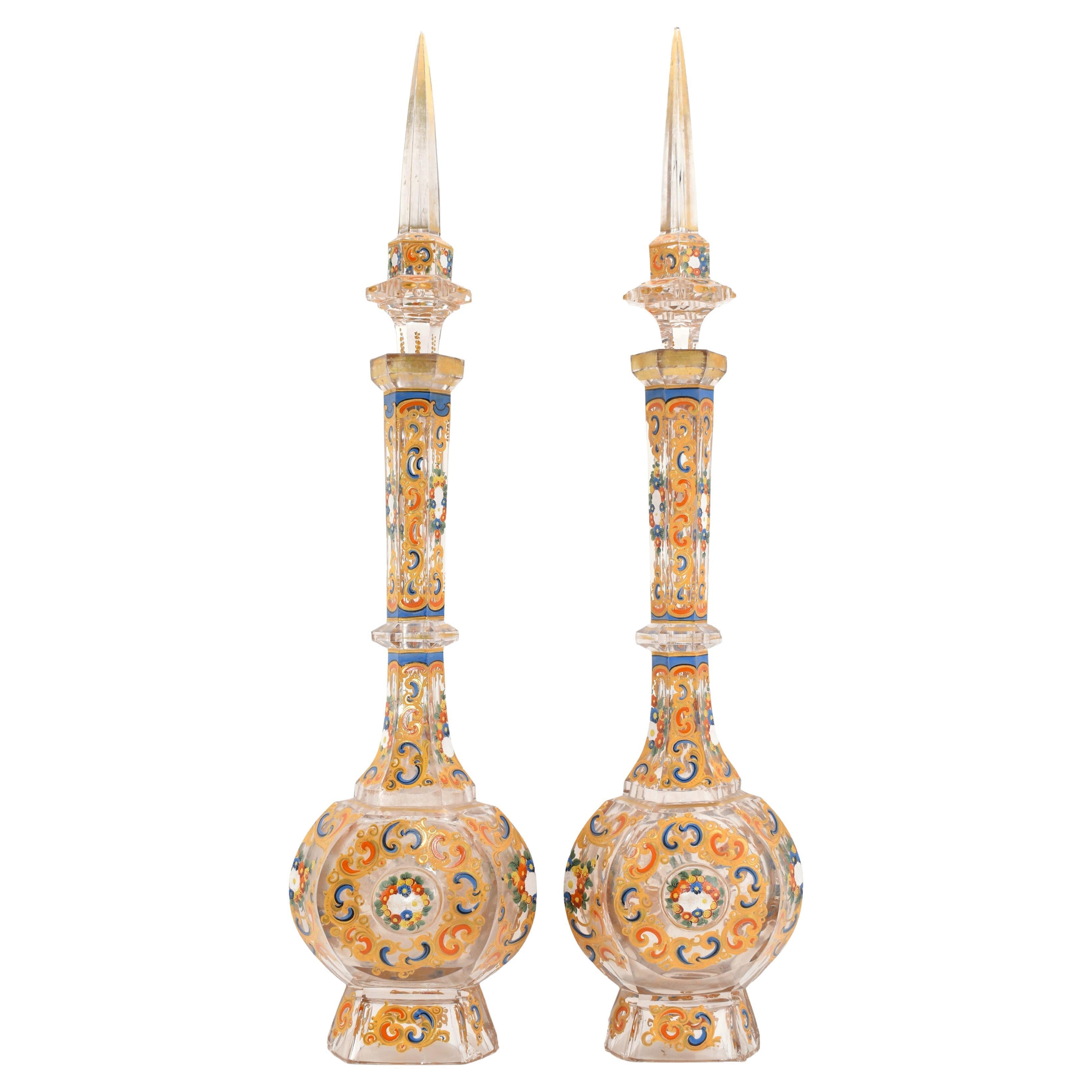 Émaillé Paire de grands carafes ottomanes de Bohème en verre taillé émaillé, 19ème siècle en vente