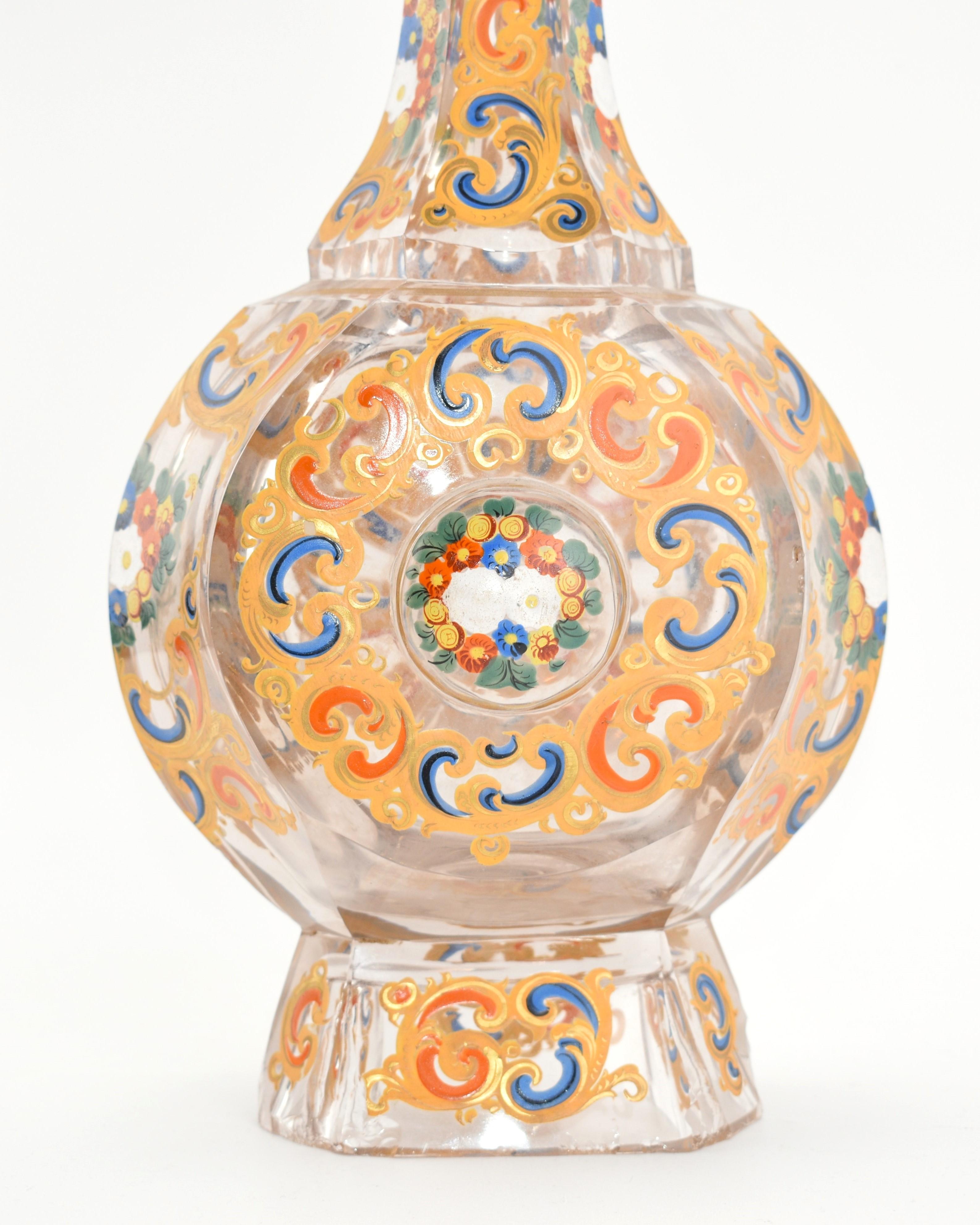 Paire de grands carafes ottomanes de Bohème en verre taillé émaillé, 19ème siècle Bon état - En vente à Rostock, MV