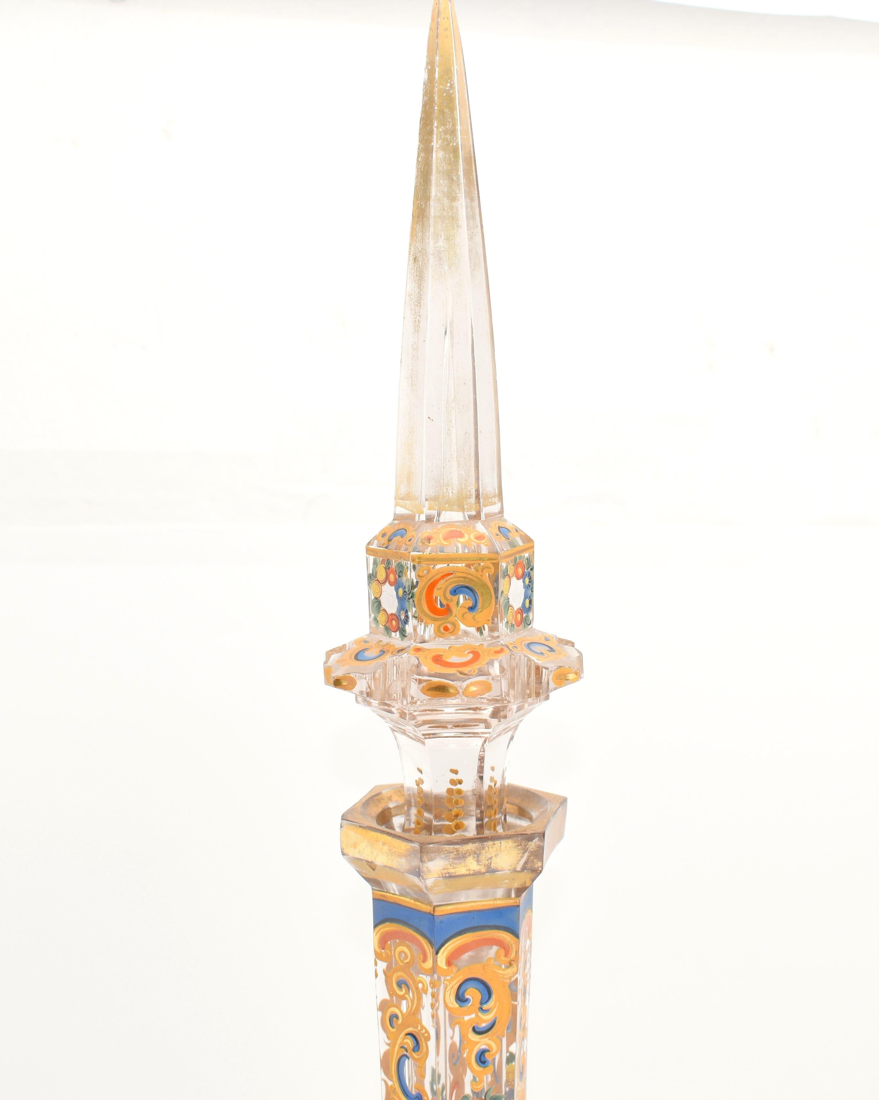 Paire de grands carafes ottomanes de Bohème en verre taillé émaillé, 19ème siècle en vente 1