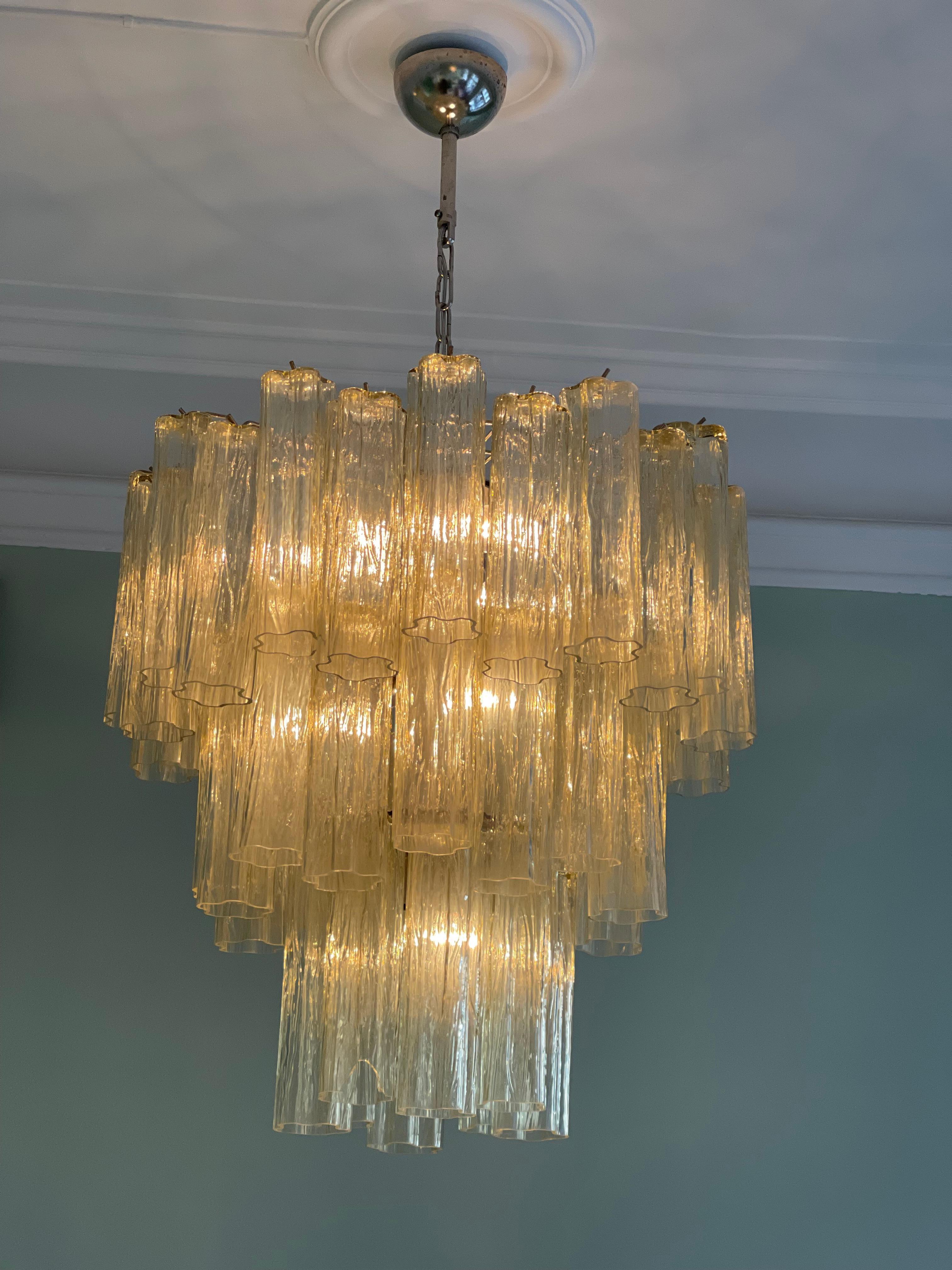 Coppia di grandi lampadari di Murano color miele con prismi formati da un tubo in vendita 3