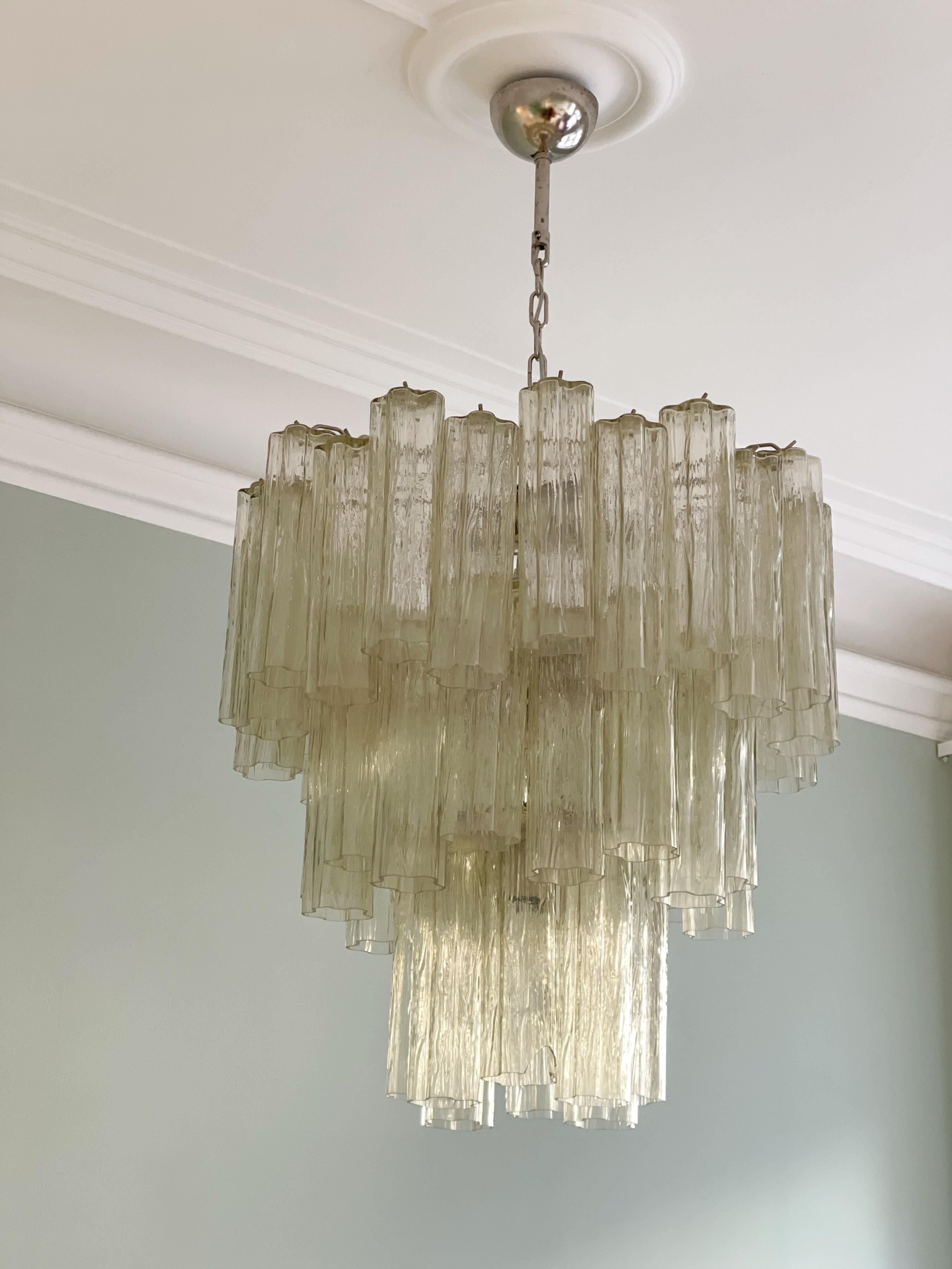 Mid-Century moderno Coppia di grandi lampadari di Murano color miele con prismi formati da un tubo in vendita