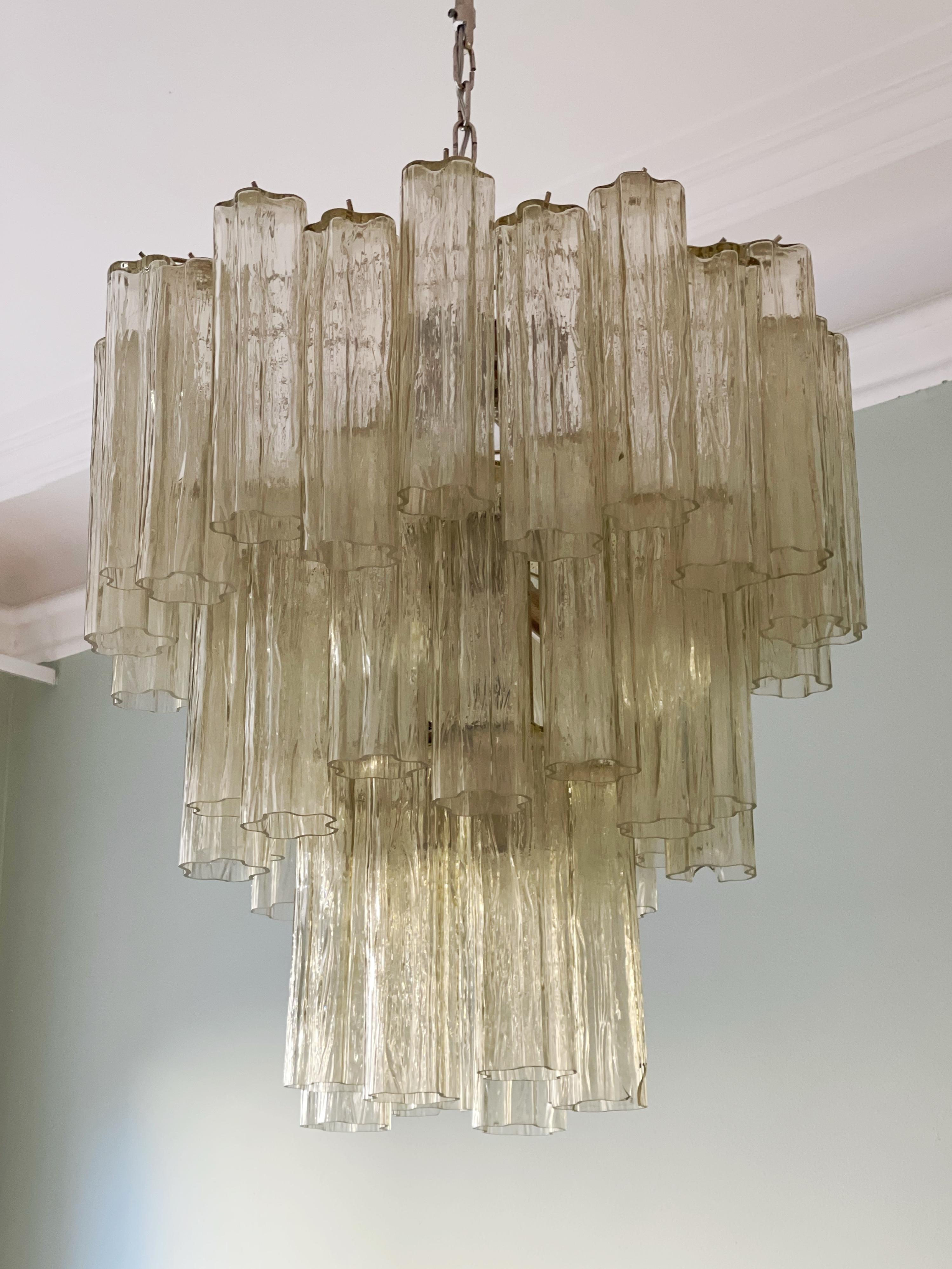 Italiano Coppia di grandi lampadari di Murano color miele con prismi formati da un tubo in vendita