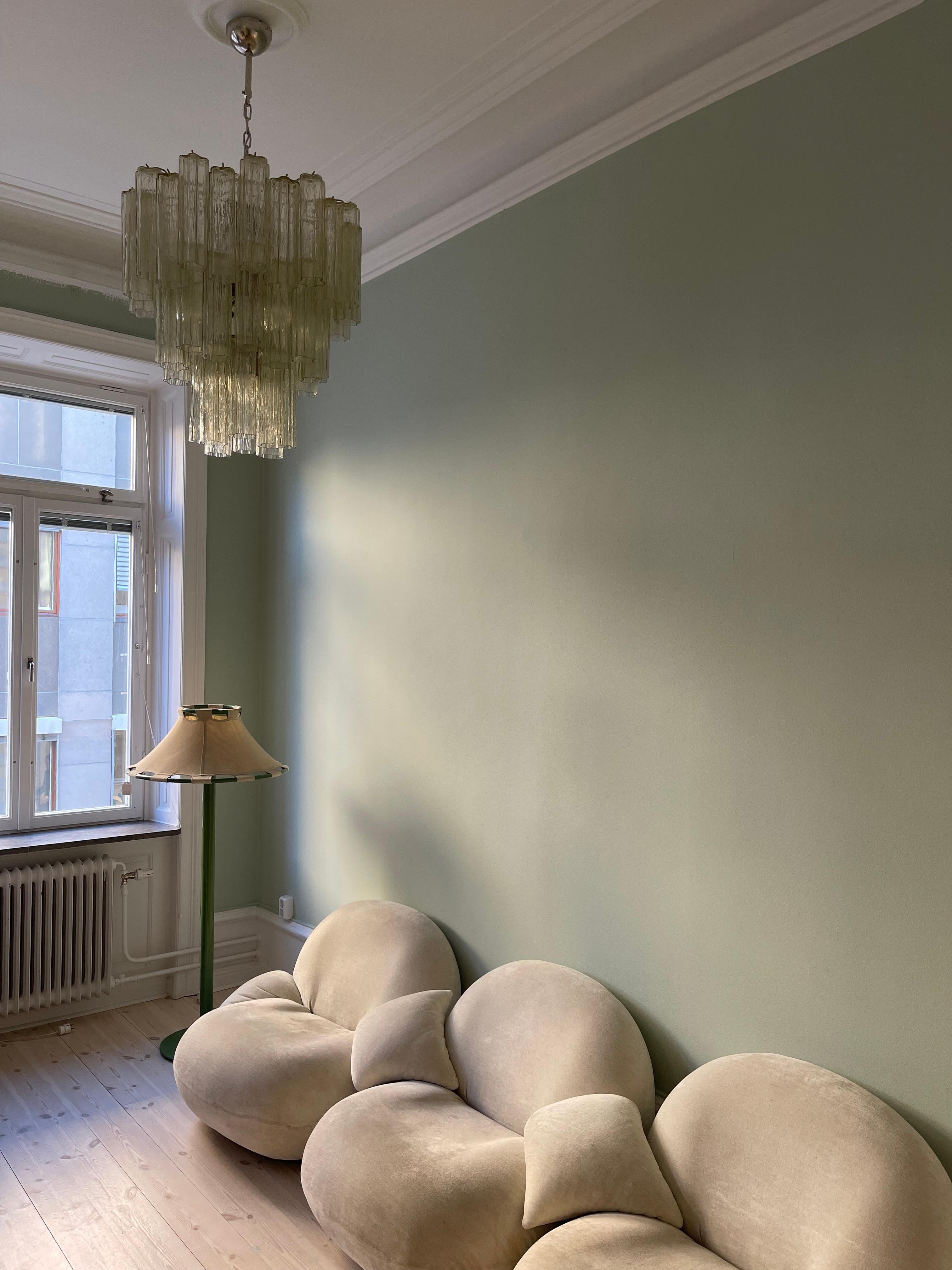 Vetro Coppia di grandi lampadari di Murano color miele con prismi formati da un tubo in vendita