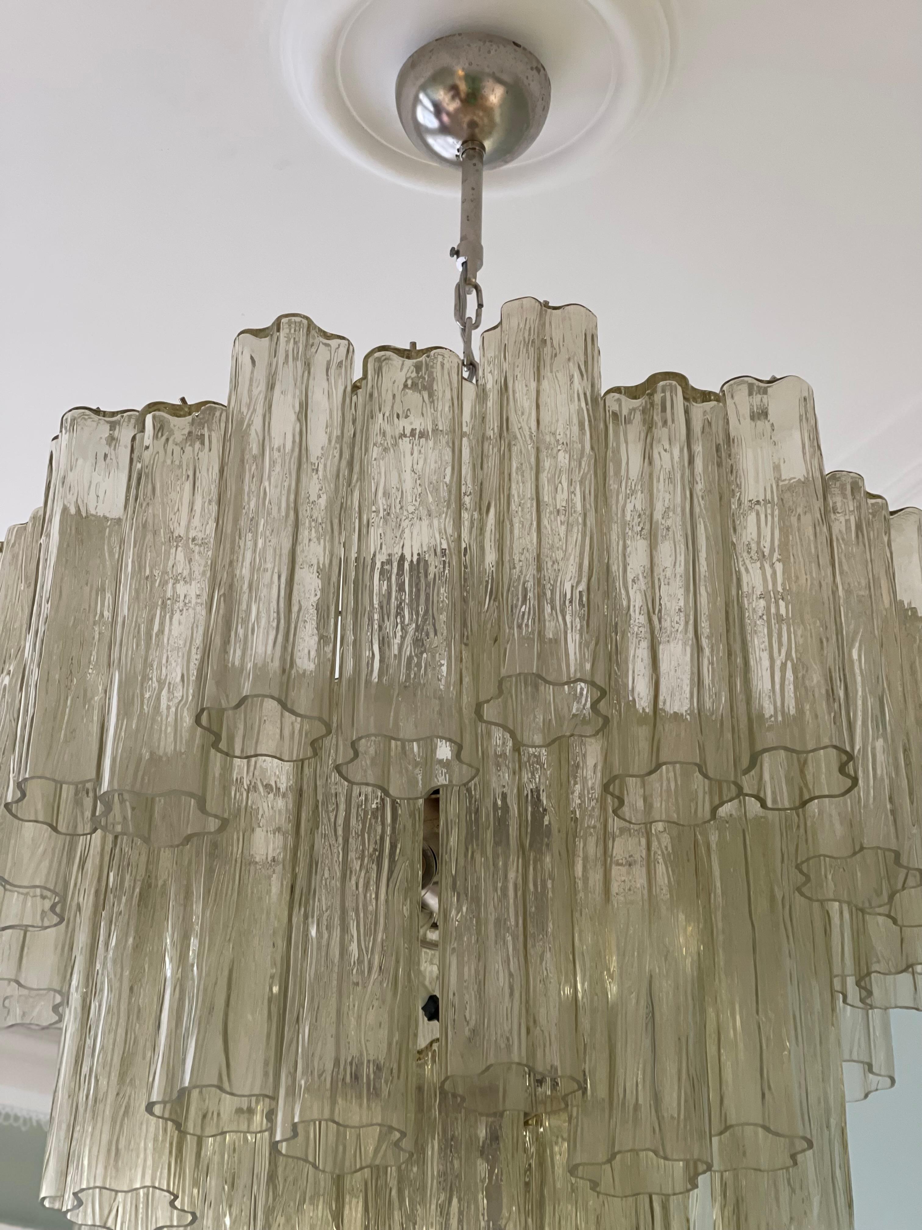 Coppia di grandi lampadari di Murano color miele con prismi formati da un tubo in vendita 1