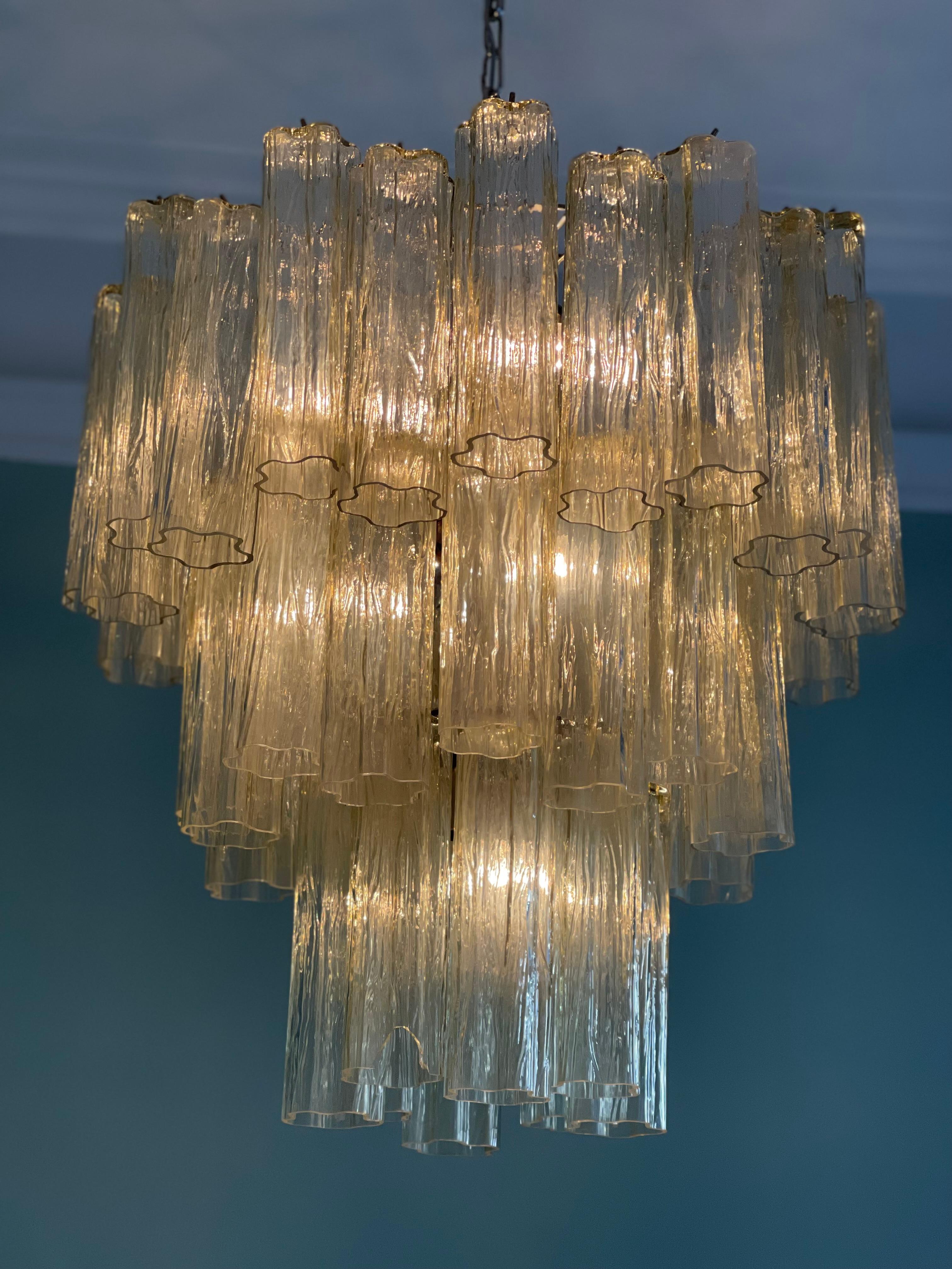 Coppia di grandi lampadari di Murano color miele con prismi formati da un tubo in vendita 2