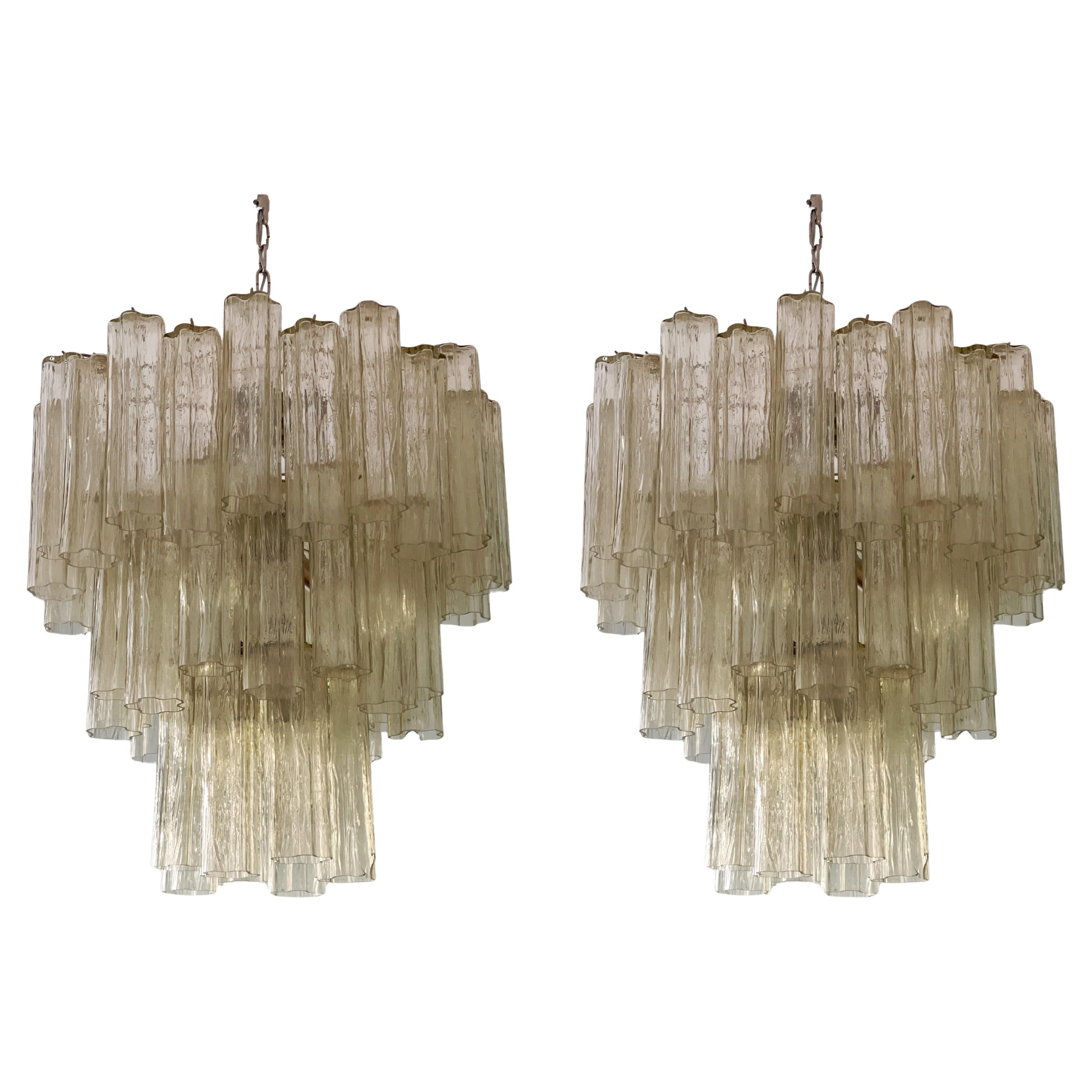 Coppia di grandi lampadari di Murano color miele con prismi formati da un tubo in vendita