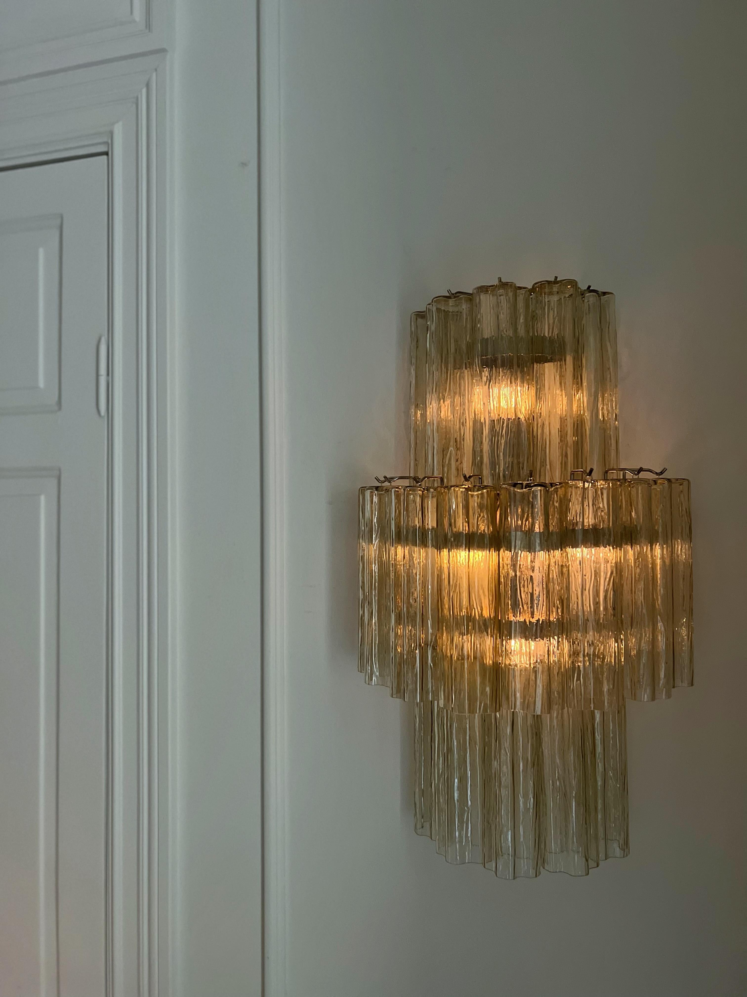 Mid-Century Modern Paire de grandes appliques murales en verre de Murano de couleur miel - ambre - jaune en vente