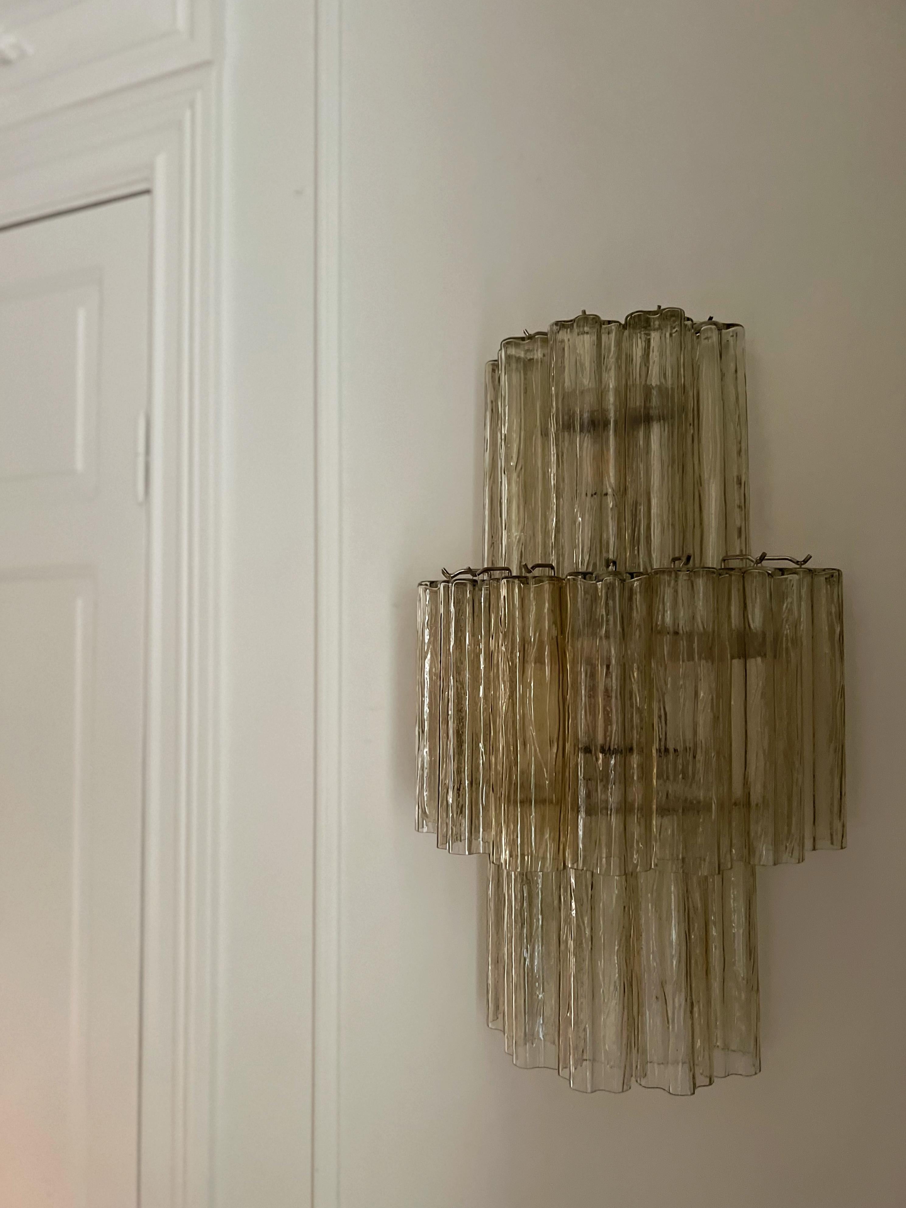 20ième siècle Paire de grandes appliques murales en verre de Murano de couleur miel - ambre - jaune en vente
