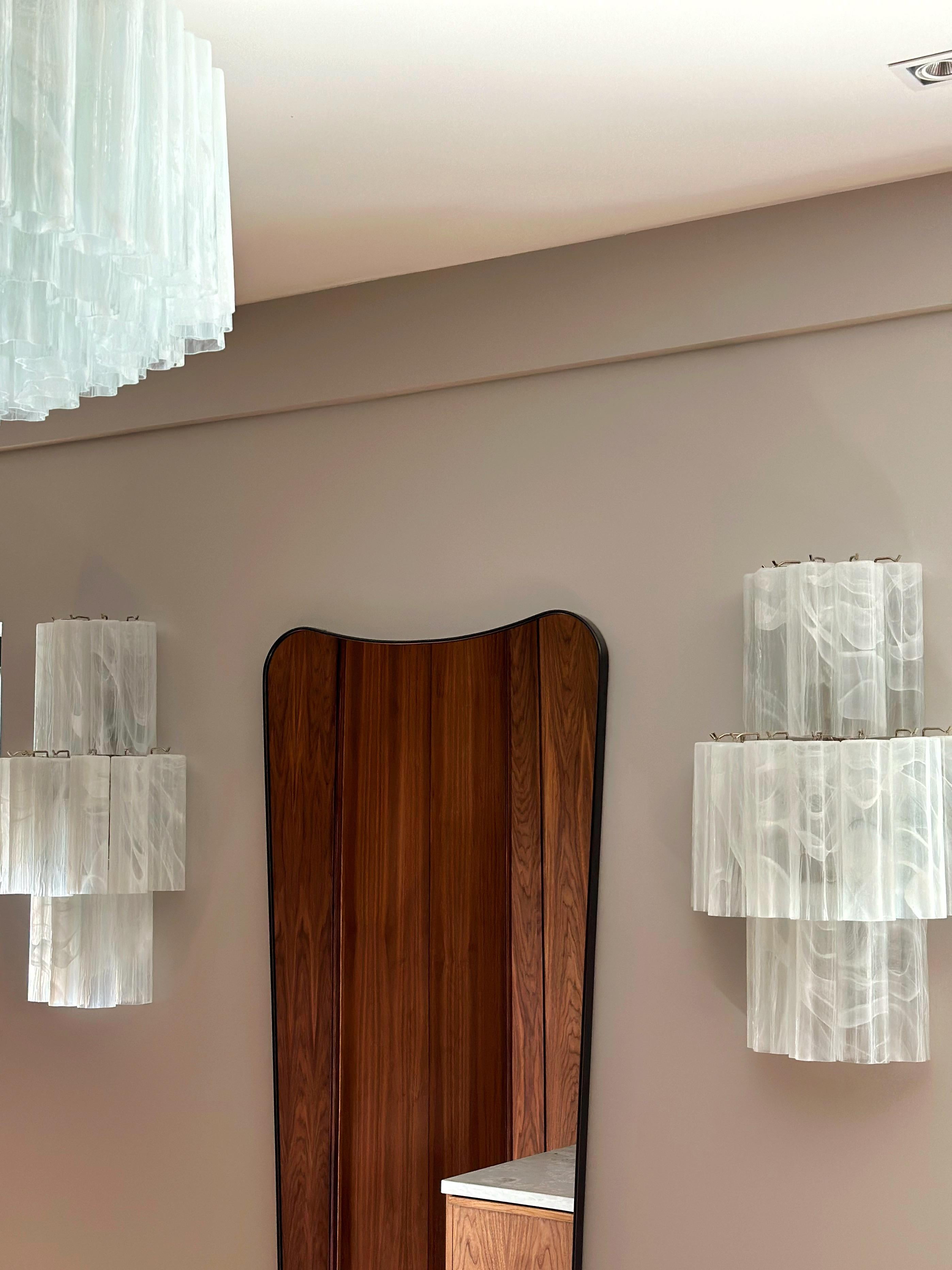 Italiano Coppia di grandi e audaci lampade da parete in vetro di Murano con motivo a vortice in marmo bianco in vendita