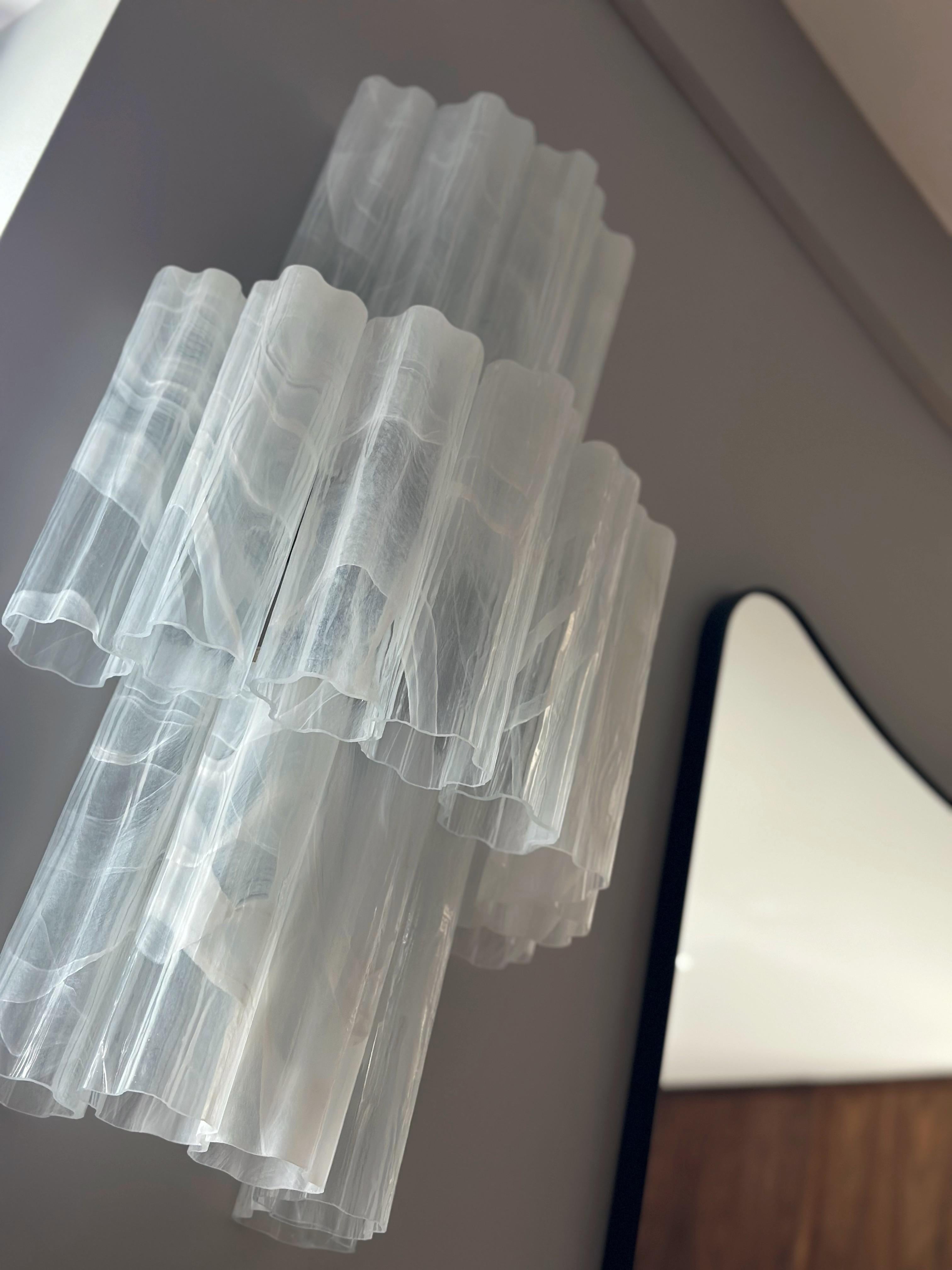 Coppia di grandi e audaci lampade da parete in vetro di Murano con motivo a vortice in marmo bianco In condizioni ottime in vendita a Bromma, SE