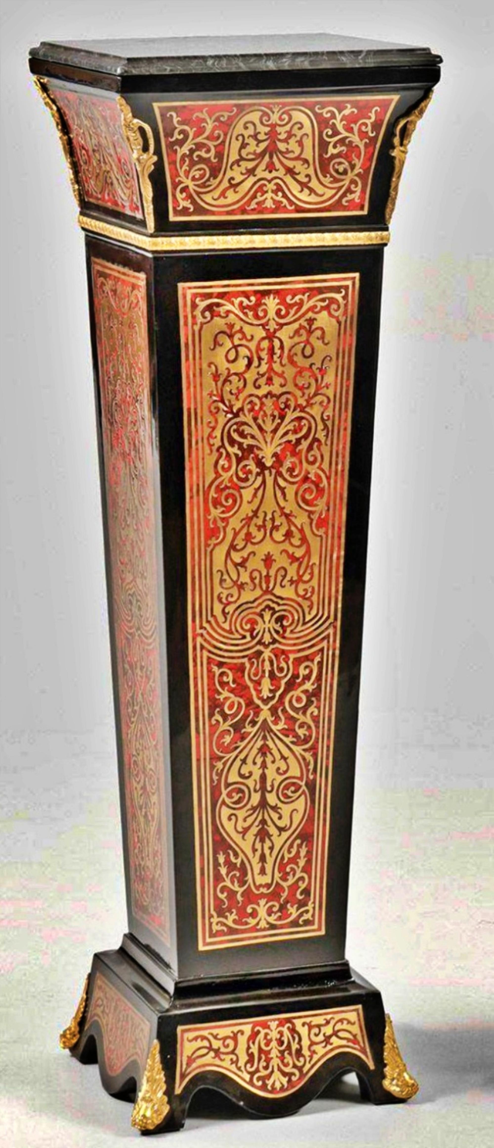 Pair of large Boulle-style pedestals
Black lacquered wood and inlay made of lacquer with a red background and brass in the so-called Boulle technique. Above a curved, slightly concave junction, a sturdy conical widened shaft supporting a square