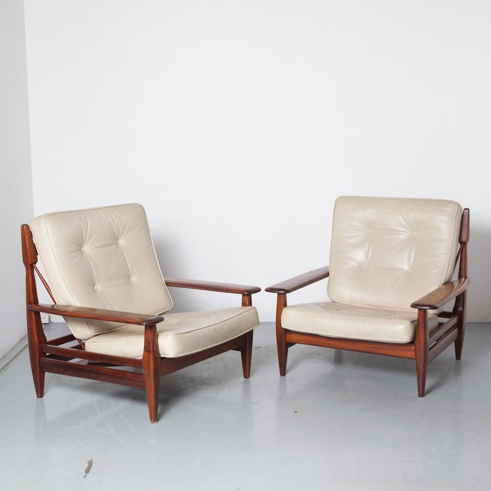 Paire de grandes chaises longues brutalistes du designer brésilien Jean Gillon des années 1960
Dans un très bel état vintage non restauré et une belle patine.

Dans les années 1960 et 1970, de nombreux designers brésiliens, tels que Jean Gillon,