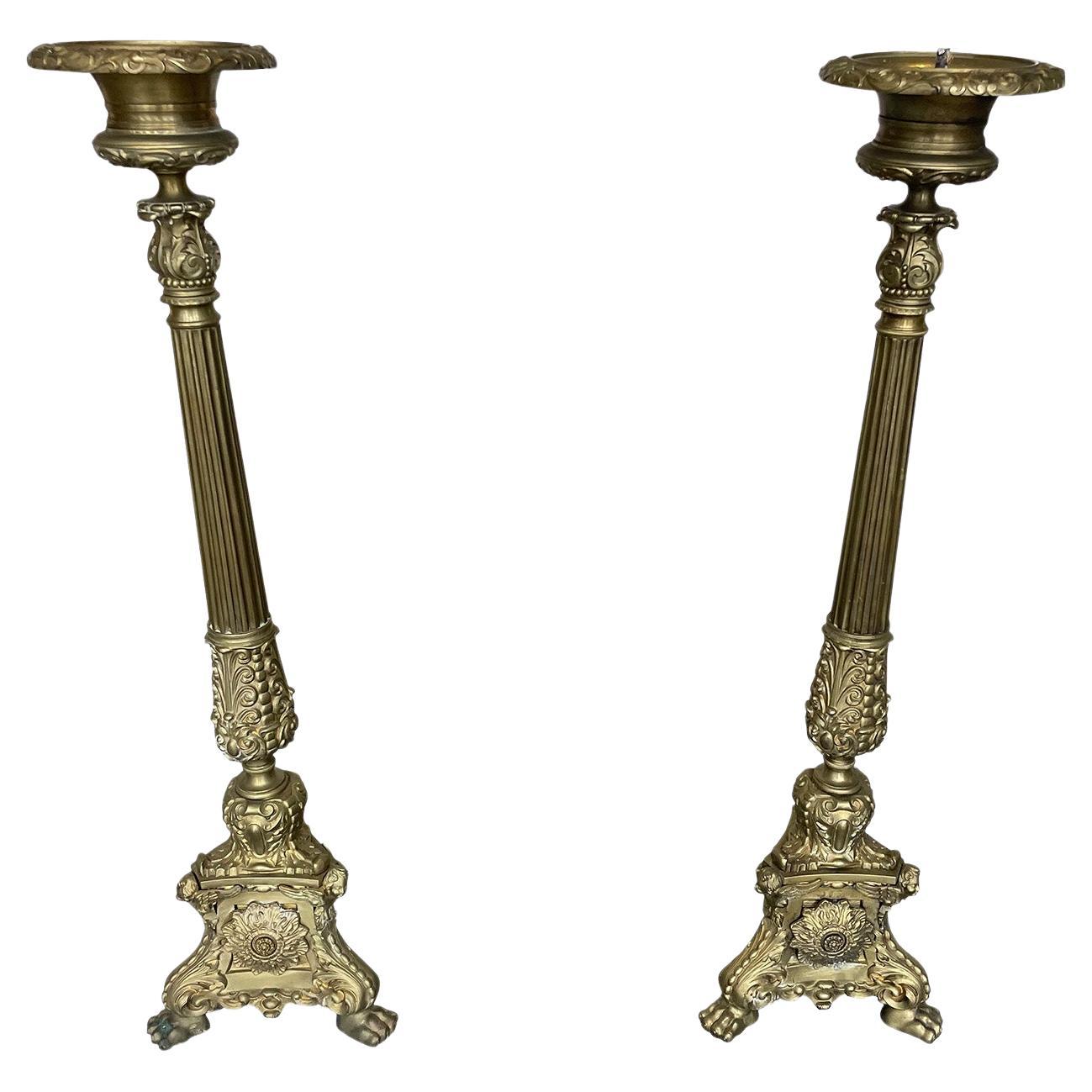 Pareja de grandes candeleros de latón para altar