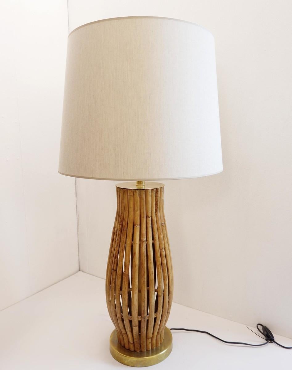 Laiton Paire de grandes lampes de bureau en laiton et bambou de style mi-siècle moderne en vente