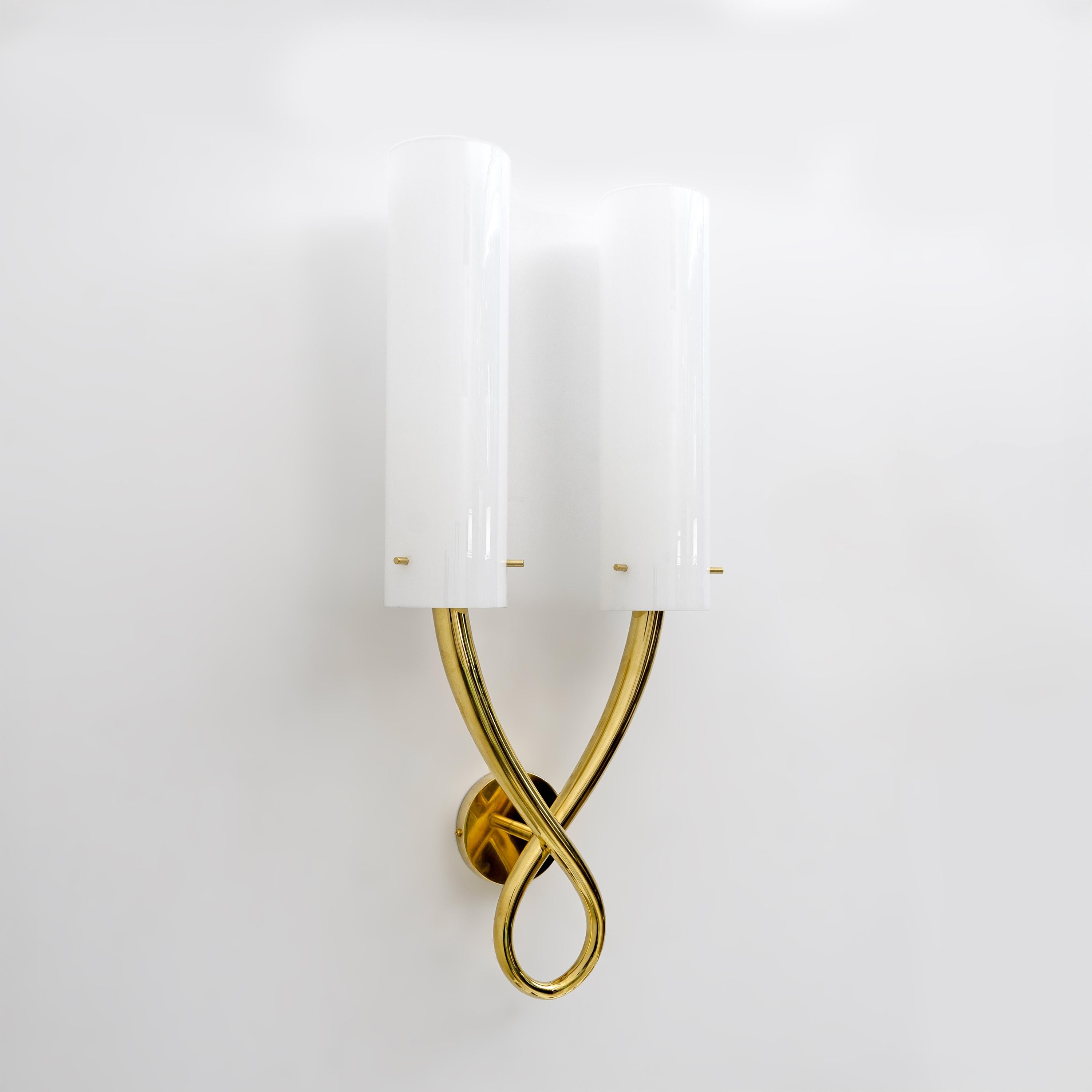 Mid-Century moderno Pair of Large Brass and Murano Glass Sconces in the Style of Gio Ponti in vendita