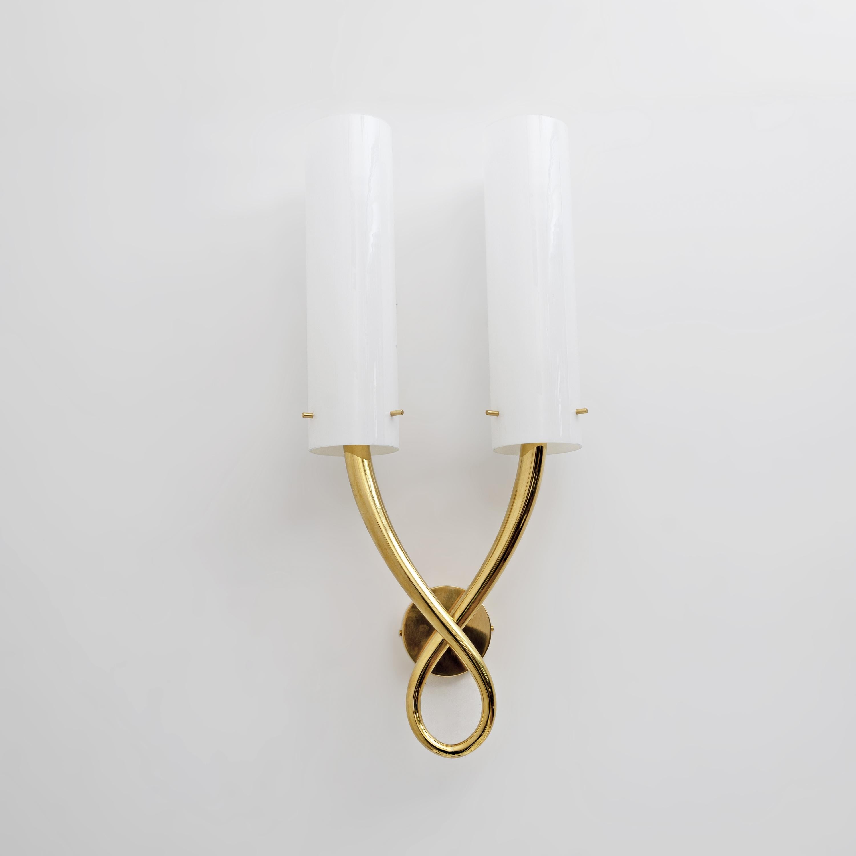Italian Pair of Large Brass and Murano Glass Sconces in the Style of Gio Ponti in vendita