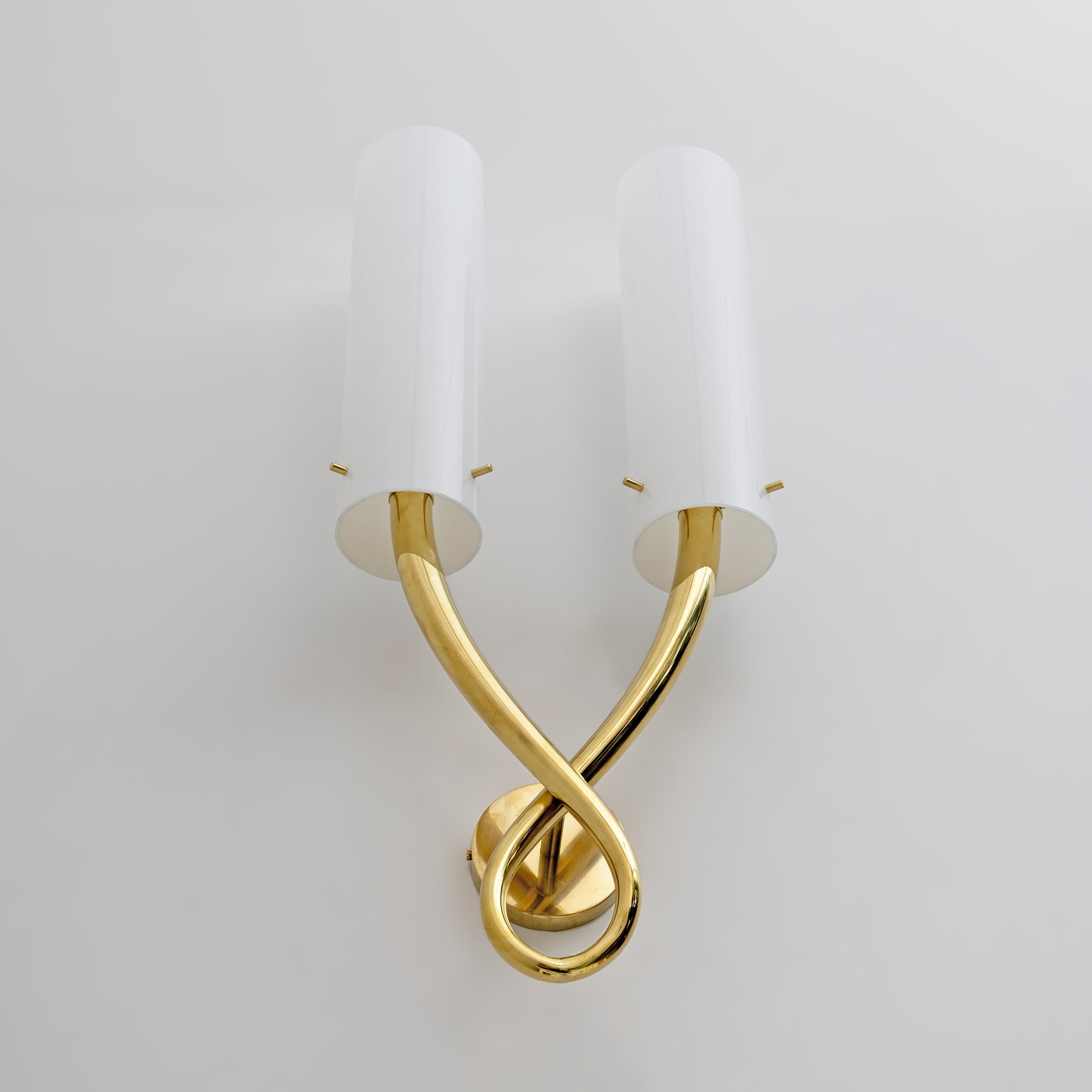 Pair of Large Brass and Murano Glass Sconces in the Style of Gio Ponti In condizioni ottime in vendita a Puglia, Puglia