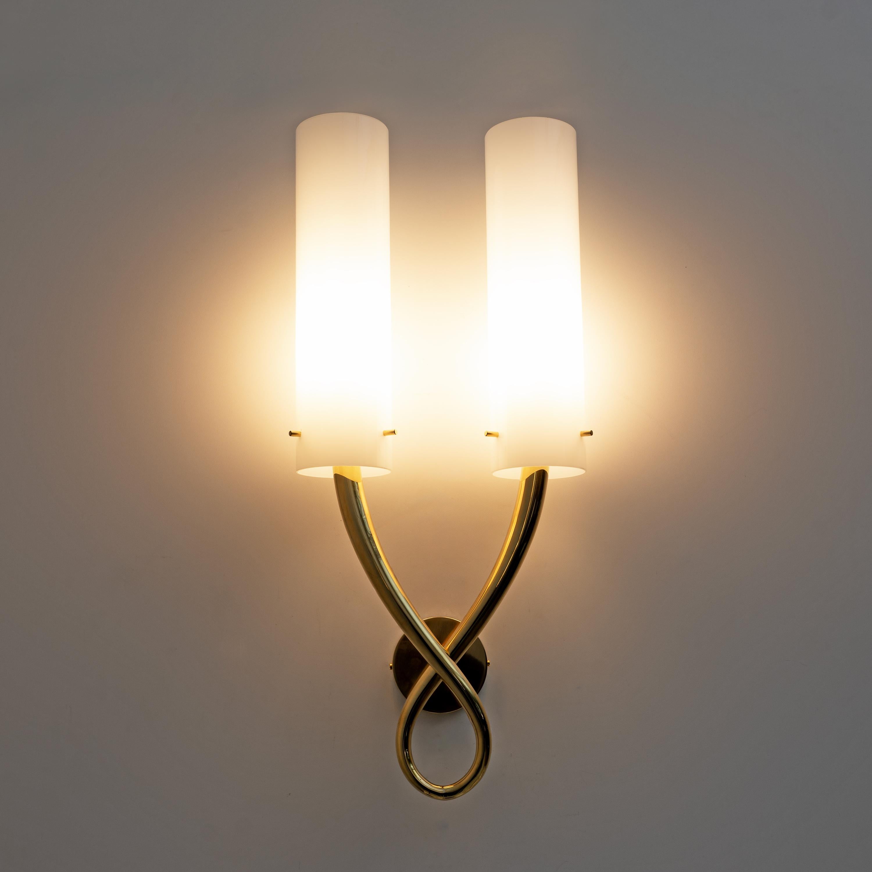 Late 20th Century Pair of Large Brass and Murano Glass Sconces in the Style of Gio Ponti in vendita