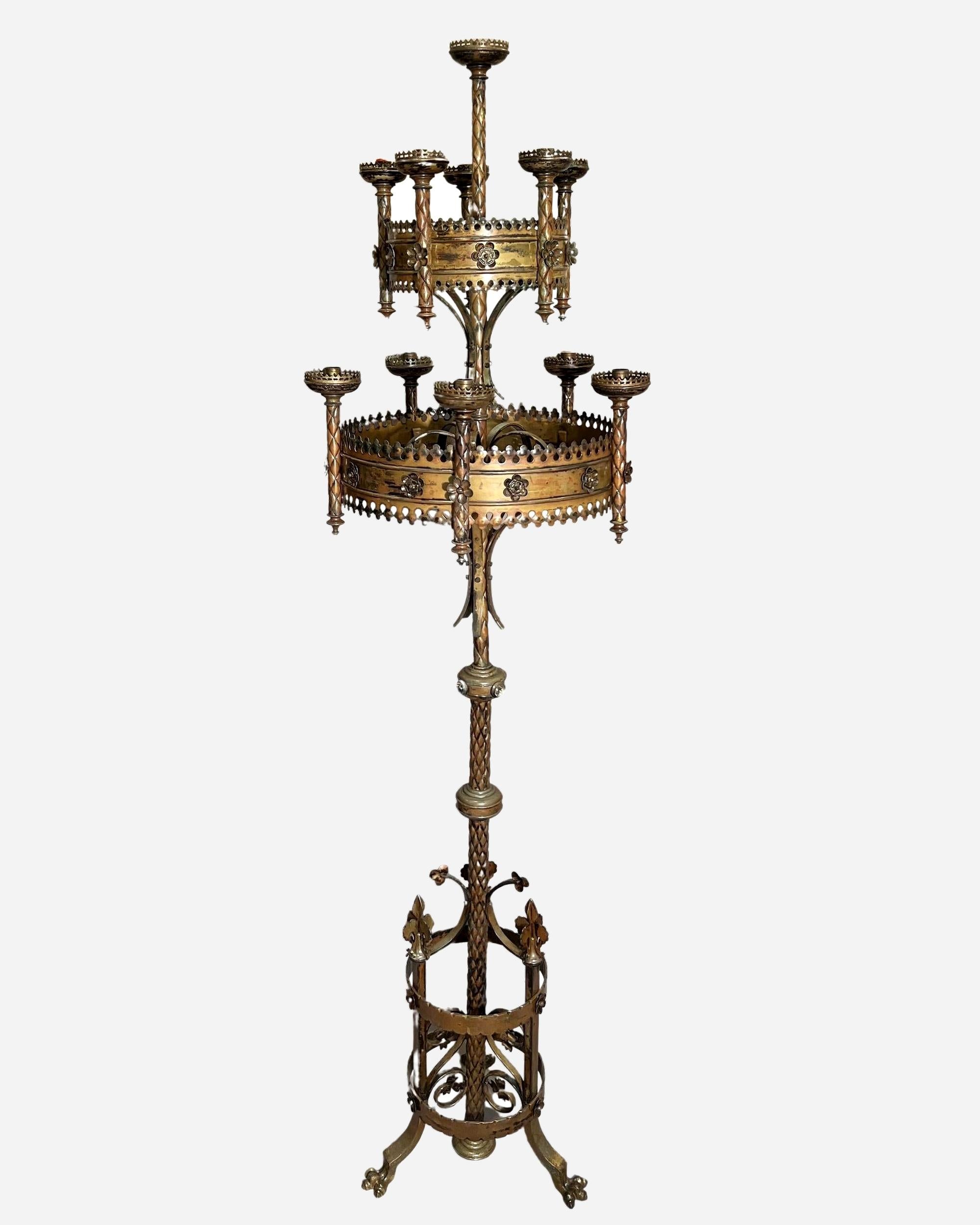 Beeindruckendes Paar großer neugotischer Kirchenkandelaber mit elf Kerzenhaltern auf drei Ebenen, aus fein geschliffenem Messing und Bronze, verziert mit Blättern, Blumen, Schriftrollen, Lilienblüten und Glasperlen. Löwenkrallenfüße. Im Geiste von