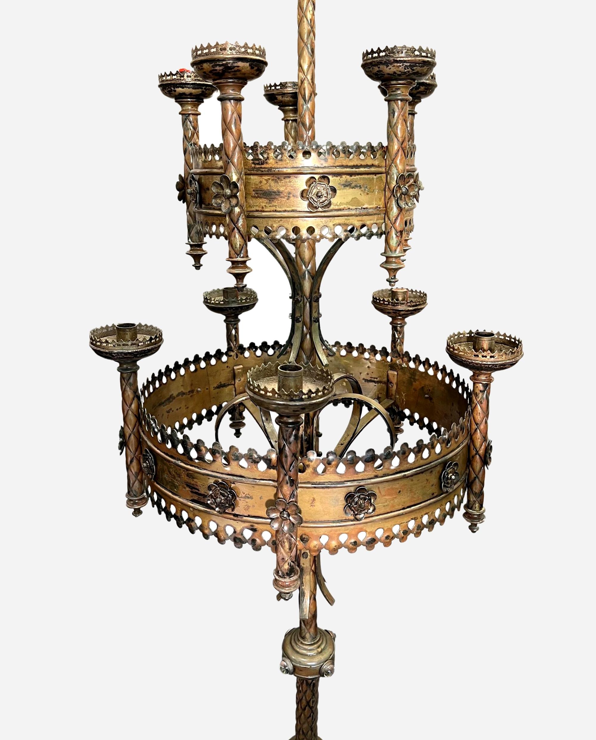 Paar große Messing-Kirchenleuchter aus patiniertem Messing, Frankreich um 1880 (Neugotik) im Angebot