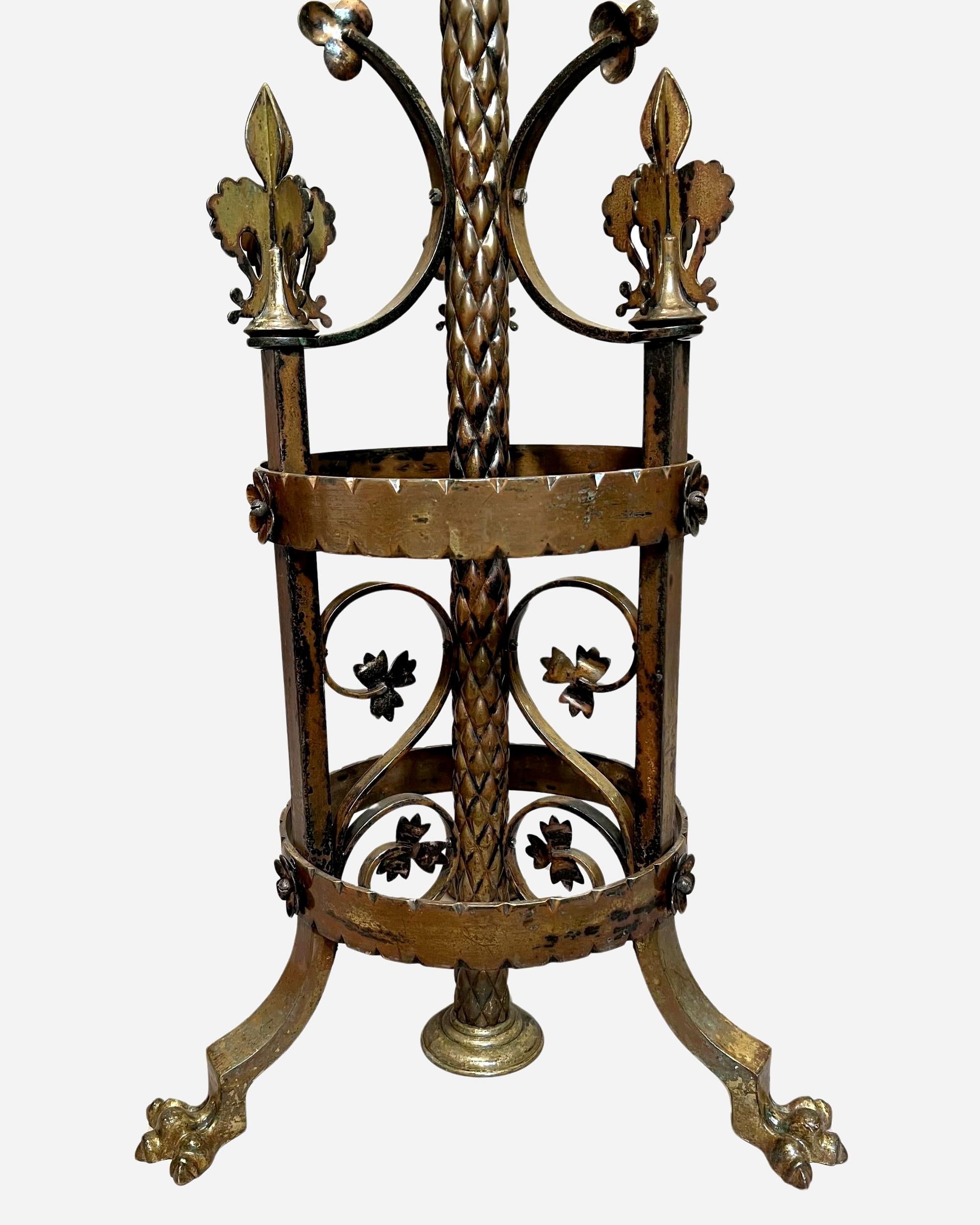Paar große Messing-Kirchenleuchter aus patiniertem Messing, Frankreich um 1880 (Französisch) im Angebot