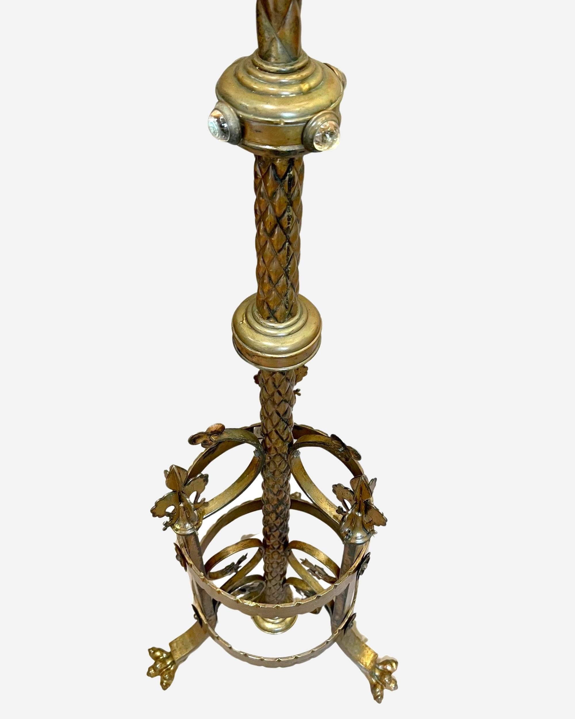 Paar große Messing-Kirchenleuchter aus patiniertem Messing, Frankreich um 1880 im Zustand „Gut“ im Angebot in Paris, FR
