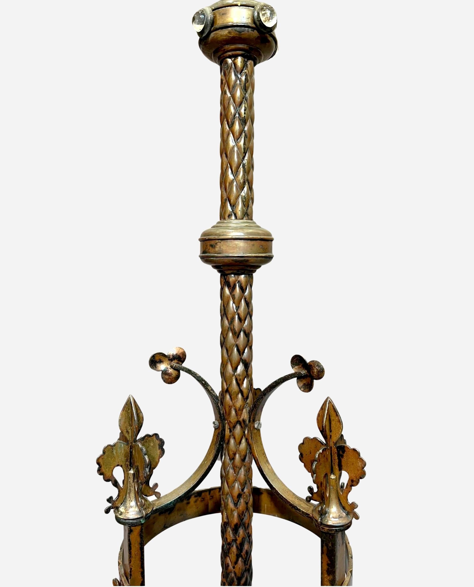 Paar große Messing-Kirchenleuchter aus patiniertem Messing, Frankreich um 1880 (Spätes 19. Jahrhundert) im Angebot