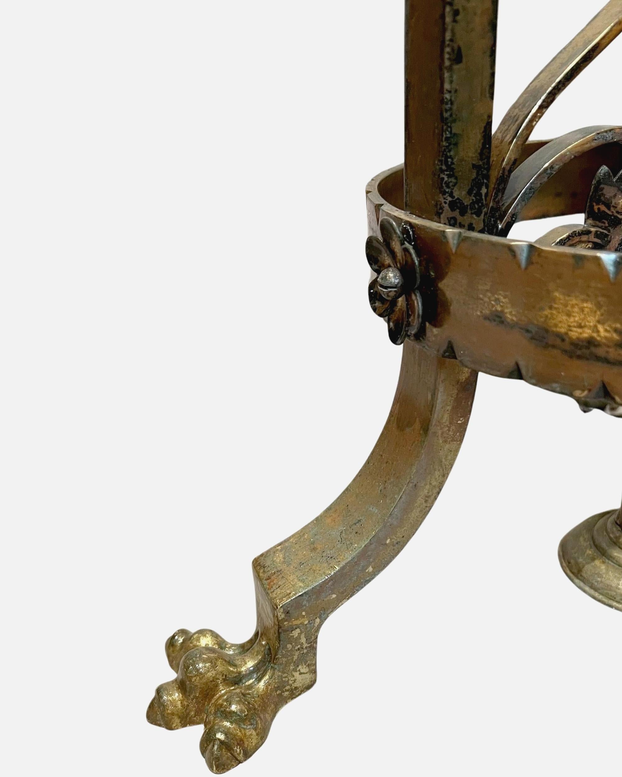 Paar große Messing-Kirchenleuchter aus patiniertem Messing, Frankreich um 1880 im Angebot 1