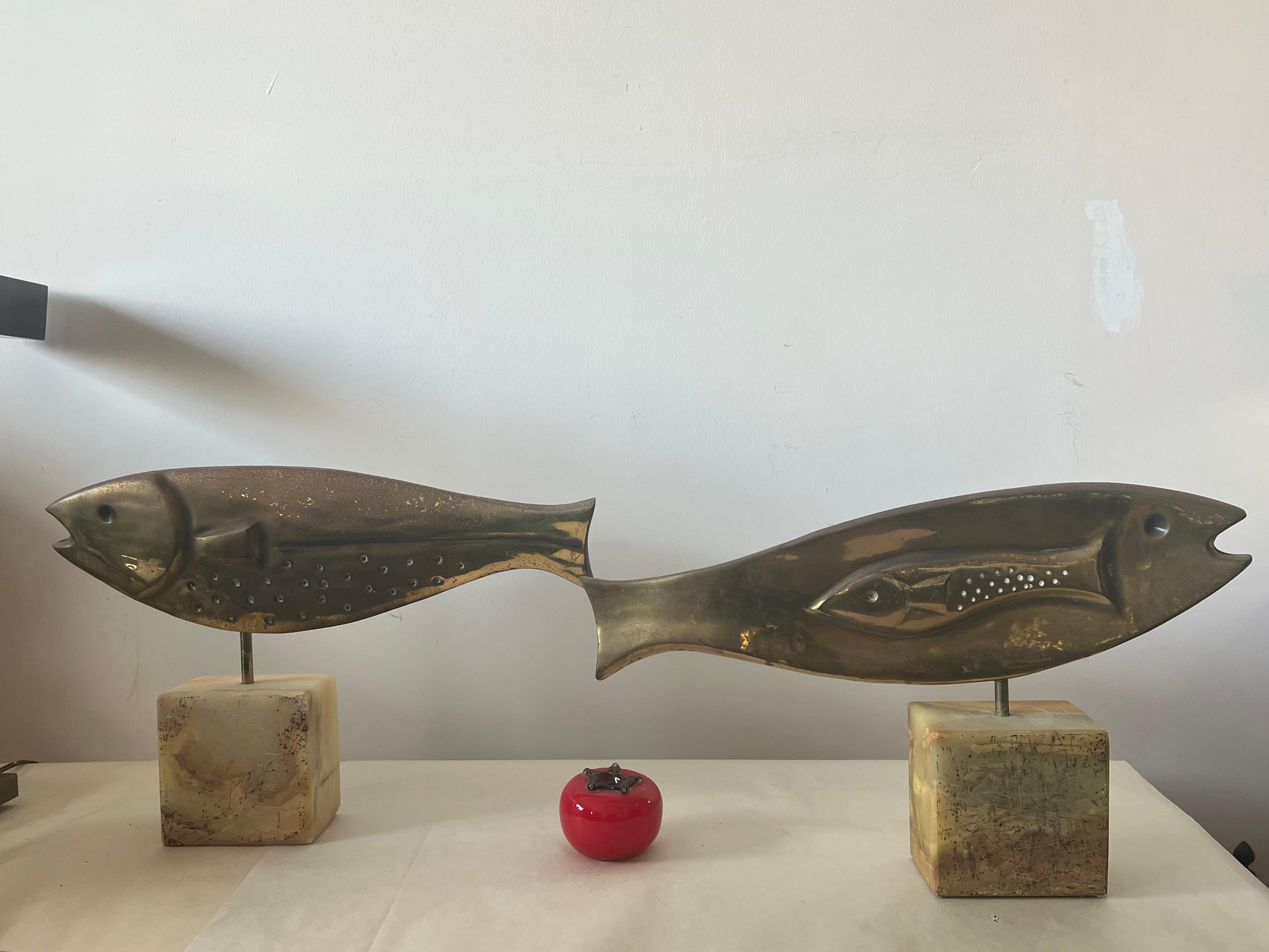 Paire de grandes sculptures de poissons en laiton de Curtis Jere en vente 5