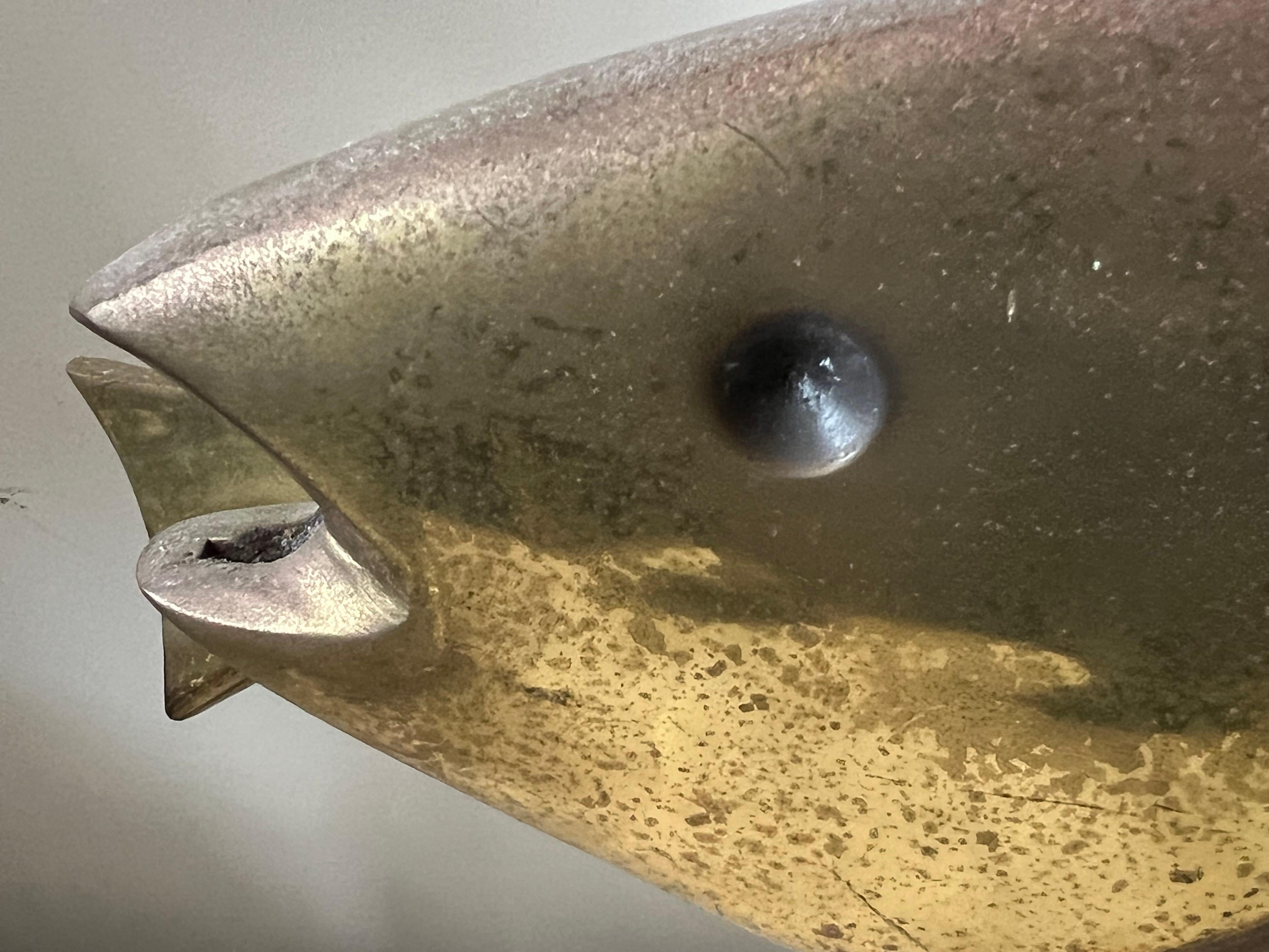 Paire de grandes sculptures de poissons en laiton de Curtis Jere en vente 7