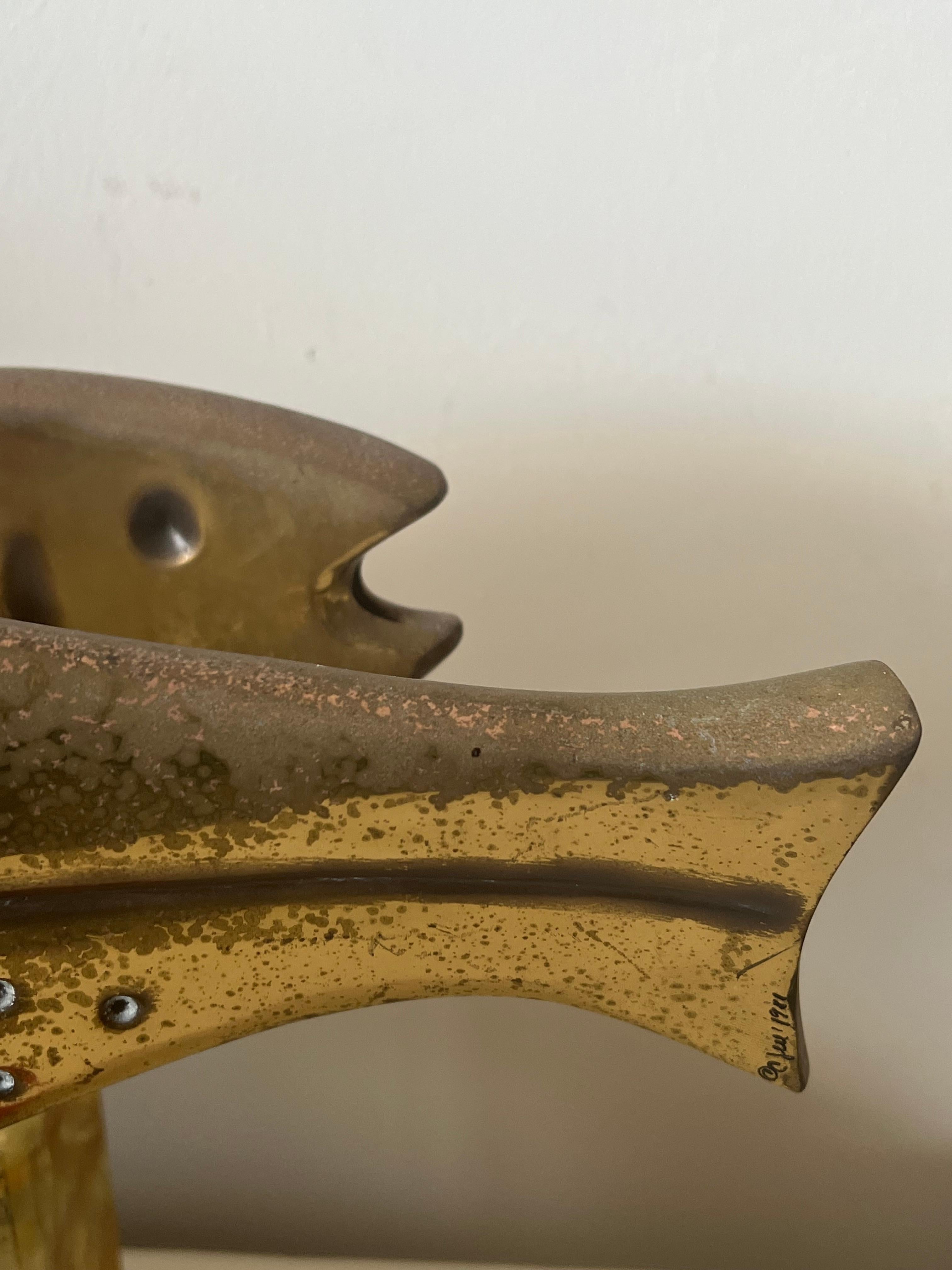 Paire de grandes sculptures de poissons en laiton de Curtis Jere en vente 8