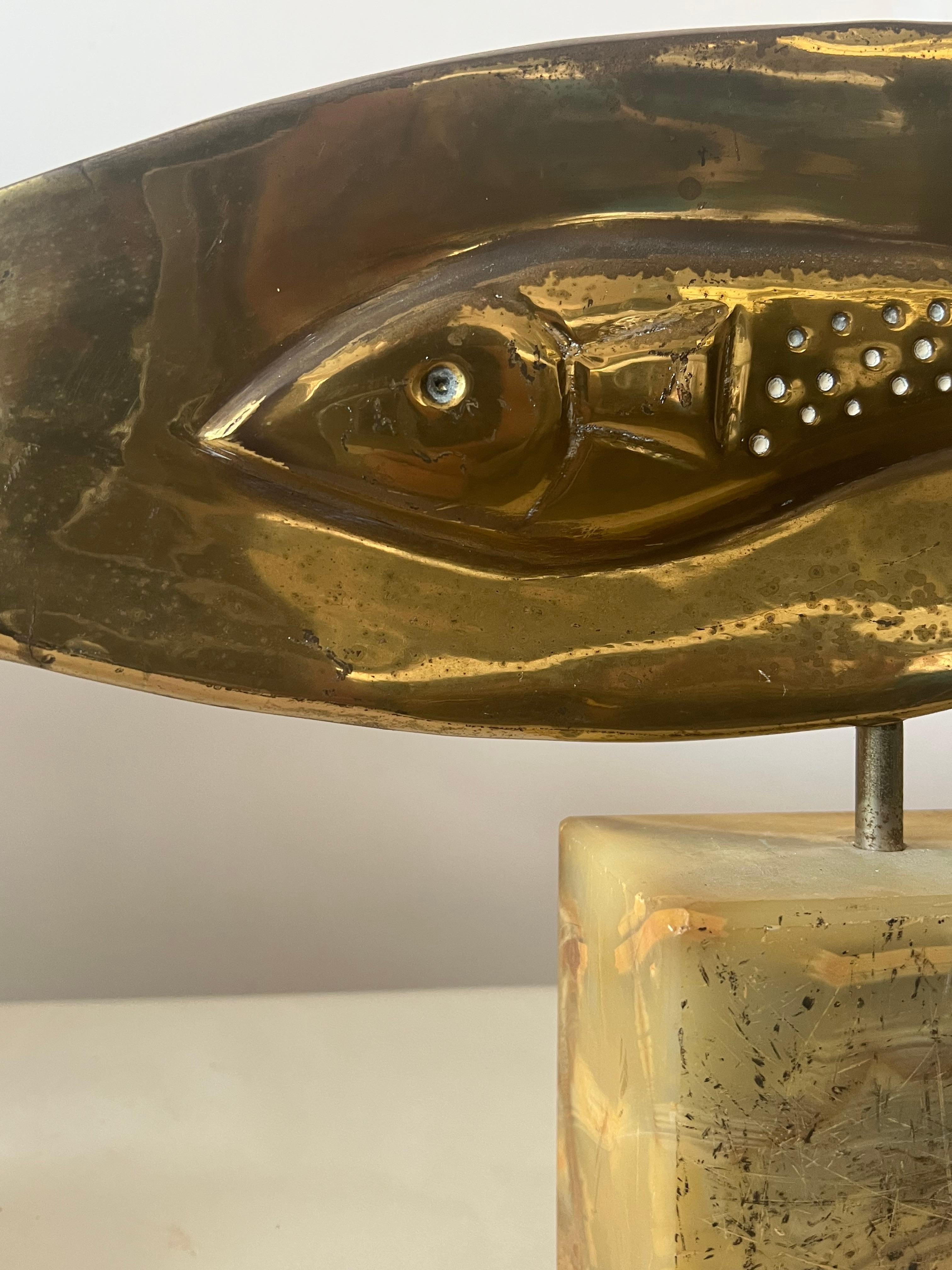 Paire de grandes sculptures de poissons en laiton de Curtis Jere en vente 10
