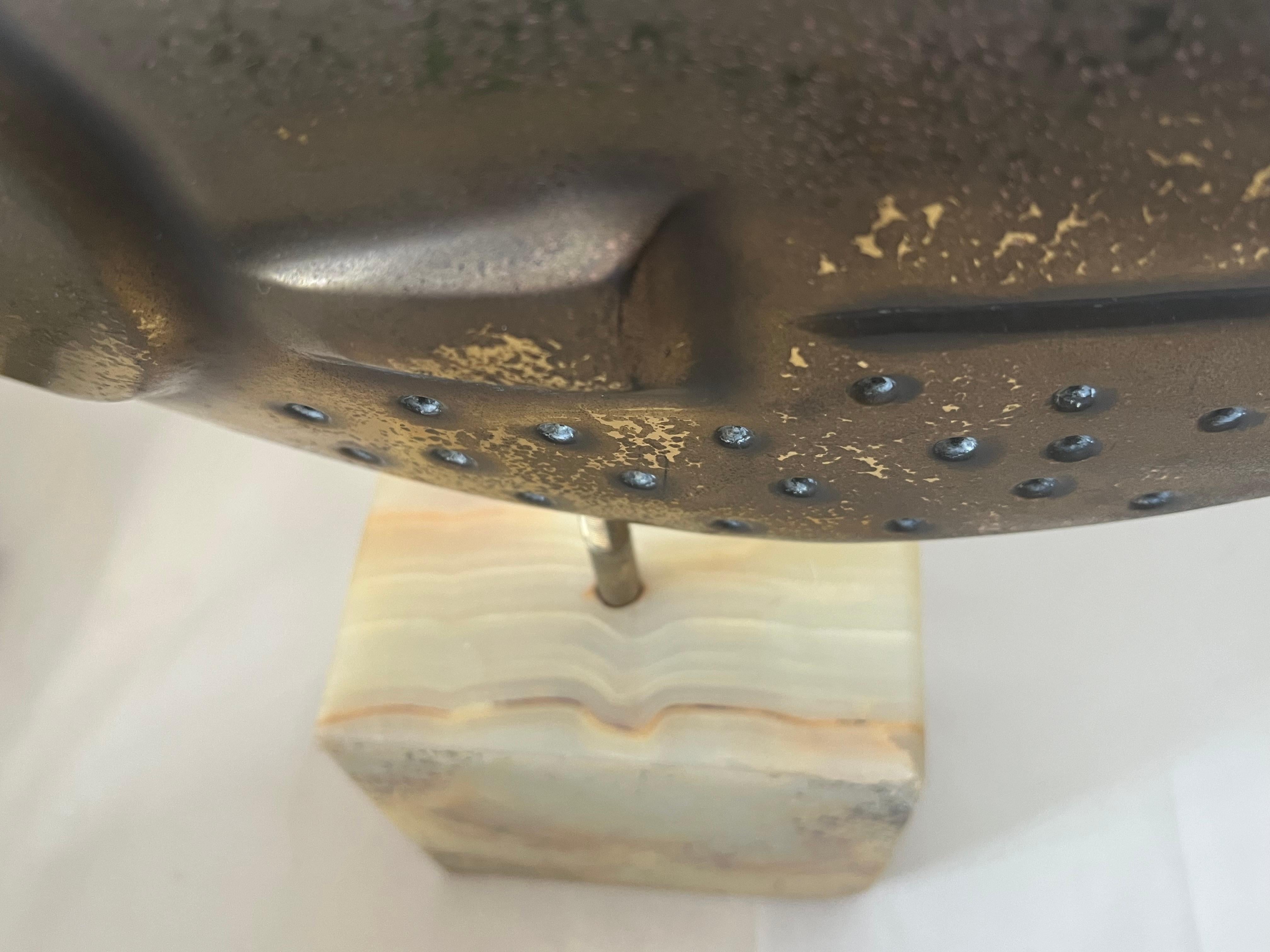 Paire de grandes sculptures de poissons en laiton de Curtis Jere en vente 11