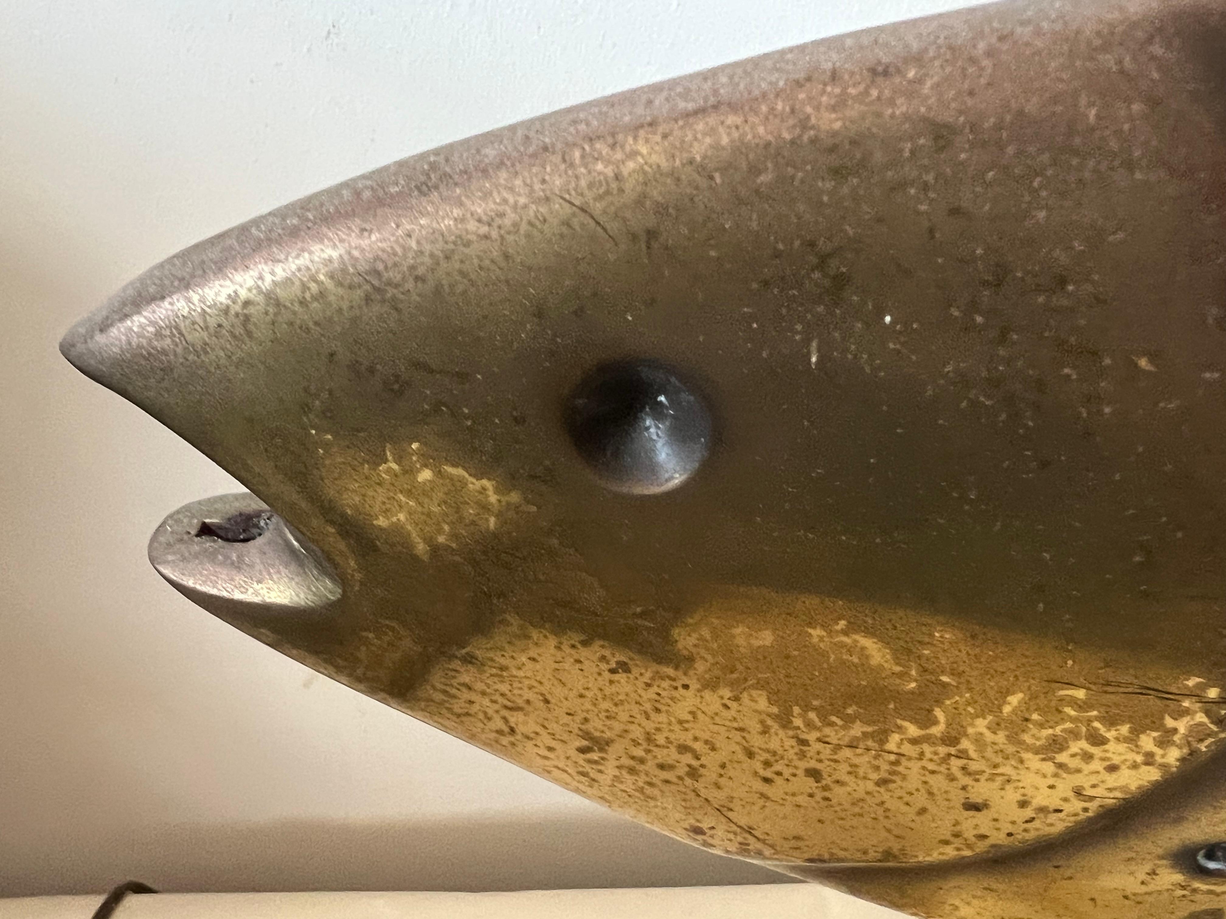 Paire de grandes sculptures de poissons en laiton de Curtis Jere en vente 12