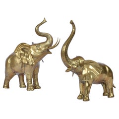 Paire de grandes sculptures d'éléphants Good Luck en laiton de plus de 2 pieds de haut