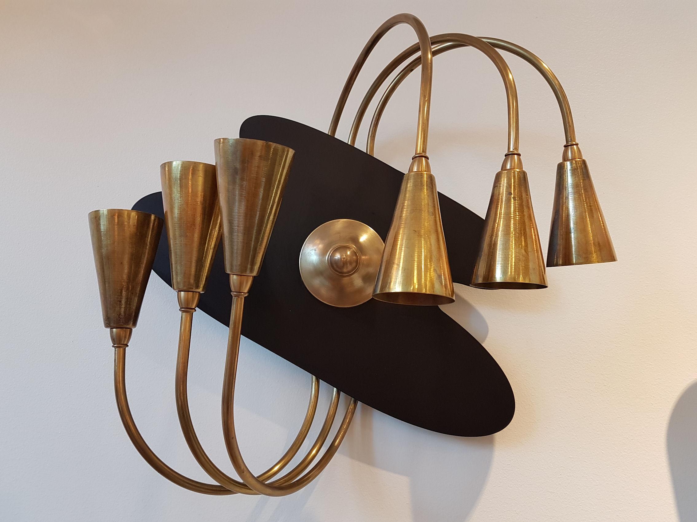 Pair of Large brass, Italian, Mid-Century Modern wall sconces, attributed to Stilnovo, with a painter's palette shape.
Italy, 1960s.
6 lights each, rewired.
The back plate is black enameled and the 6 arms are brass, with a nice patina.
They can