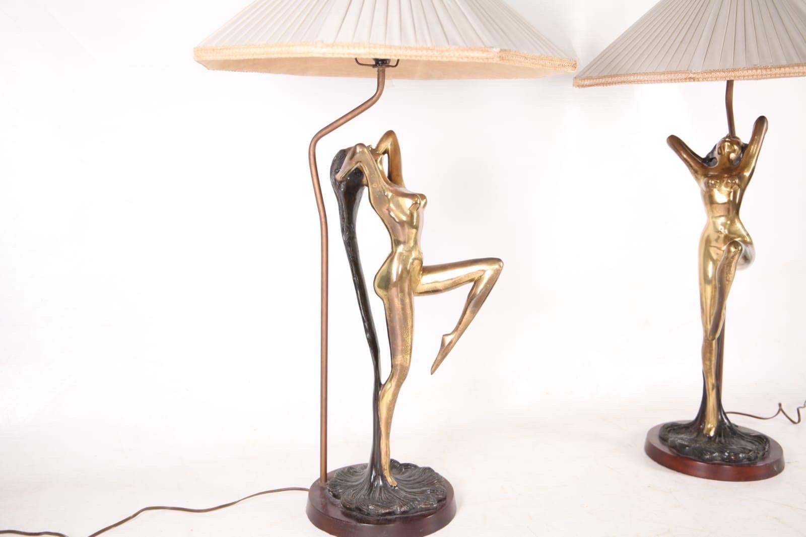Etonnante paire de grandes lampes en laiton des années 70 représentant des femmes nues avec leurs abat-jour d'origine.
Grande qualité, très décoratif, bon état.

